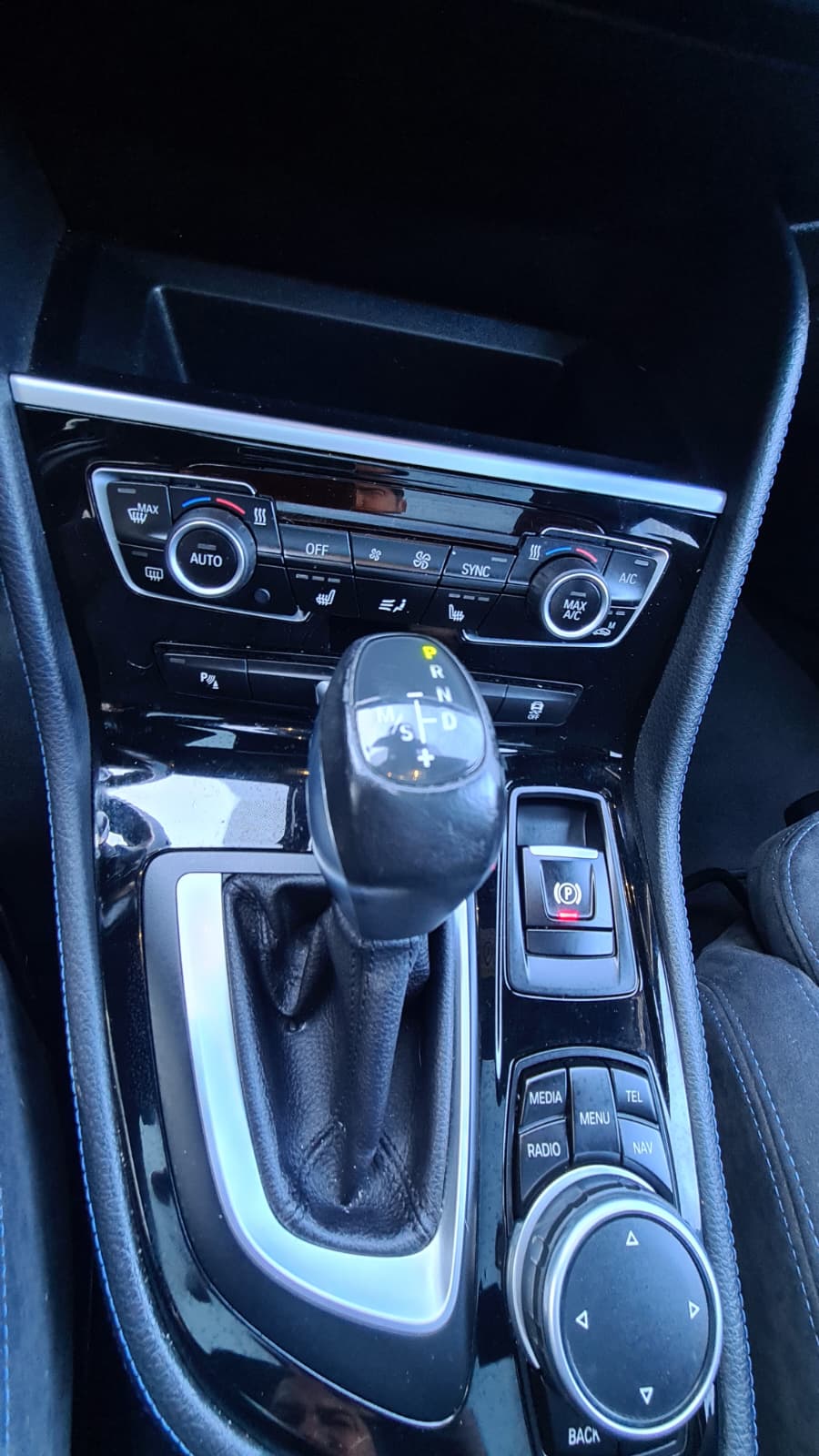 BMW 220d xDrive Active Tourer M Sport Steptronic ** Navi Plus ** RF-Kamera ** PR-Glassdach ** 18"Aluräder ** Frisch ab MFK **-image-11