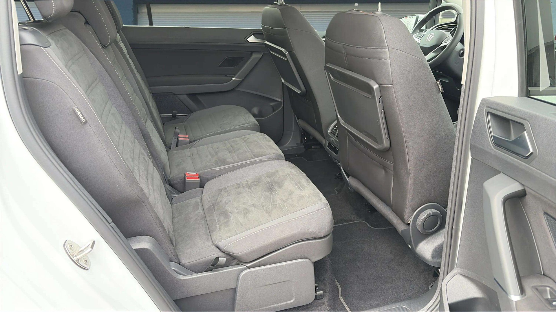 VW Touran 2.0 TDI BlueMotion Technology Comfortline DSG mit AHK & 7 Plätze + Panoramadach-image-12