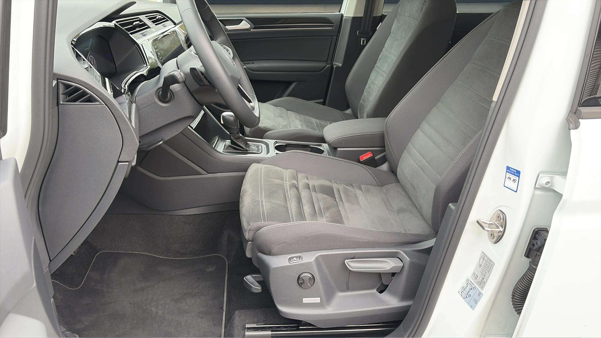 VW Touran 2.0 TDI BlueMotion Technology Comfortline DSG mit AHK & 7 Plätze + Panoramadach-image-9