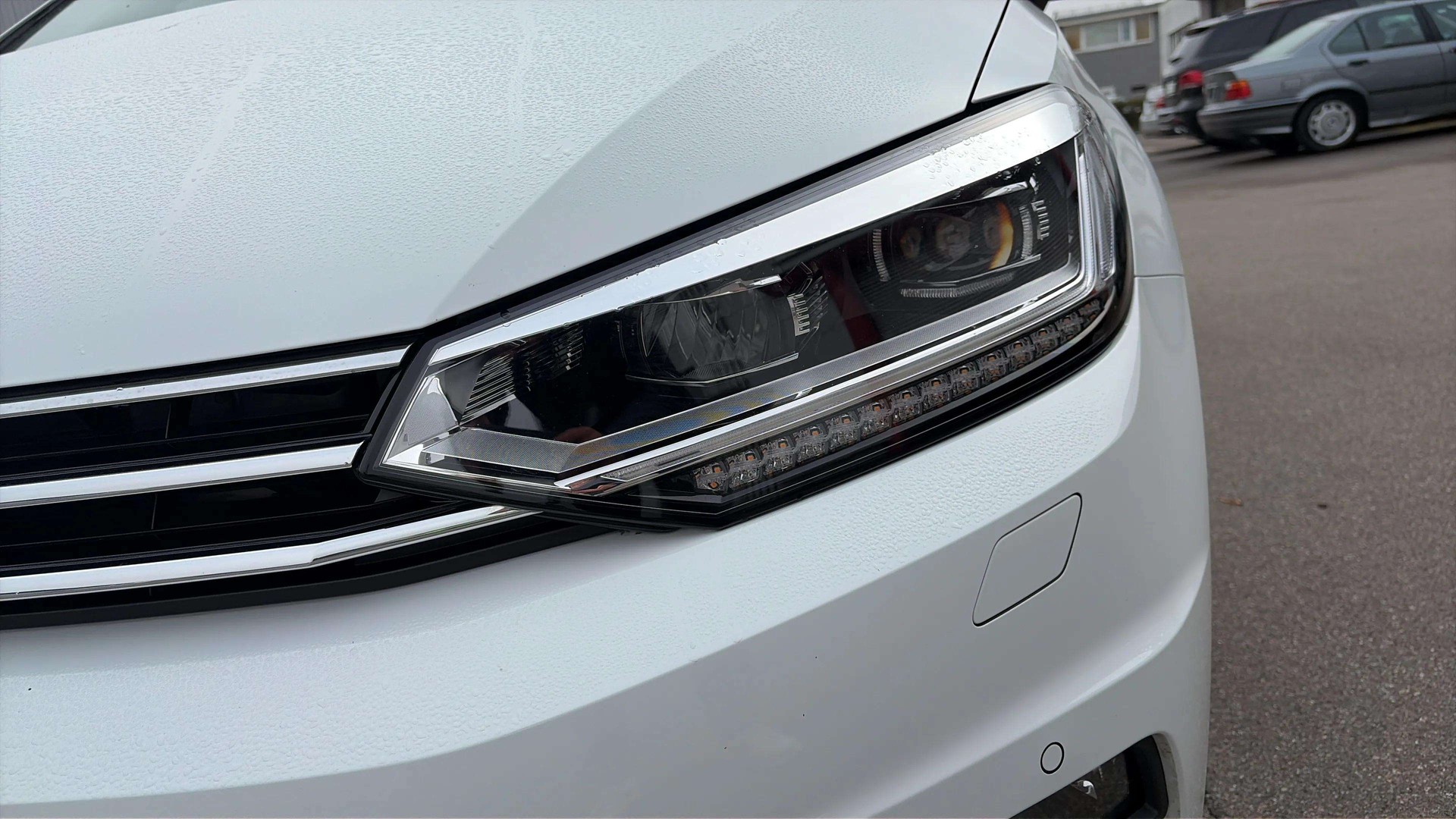 VW Touran 2.0 TDI BlueMotion Technology Comfortline DSG mit AHK & 7 Plätze + Panoramadach-image-32