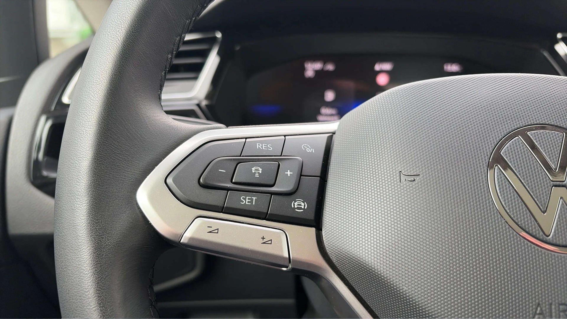 VW Touran 2.0 TDI BlueMotion Technology Comfortline DSG mit AHK & 7 Plätze + Panoramadach-image-27