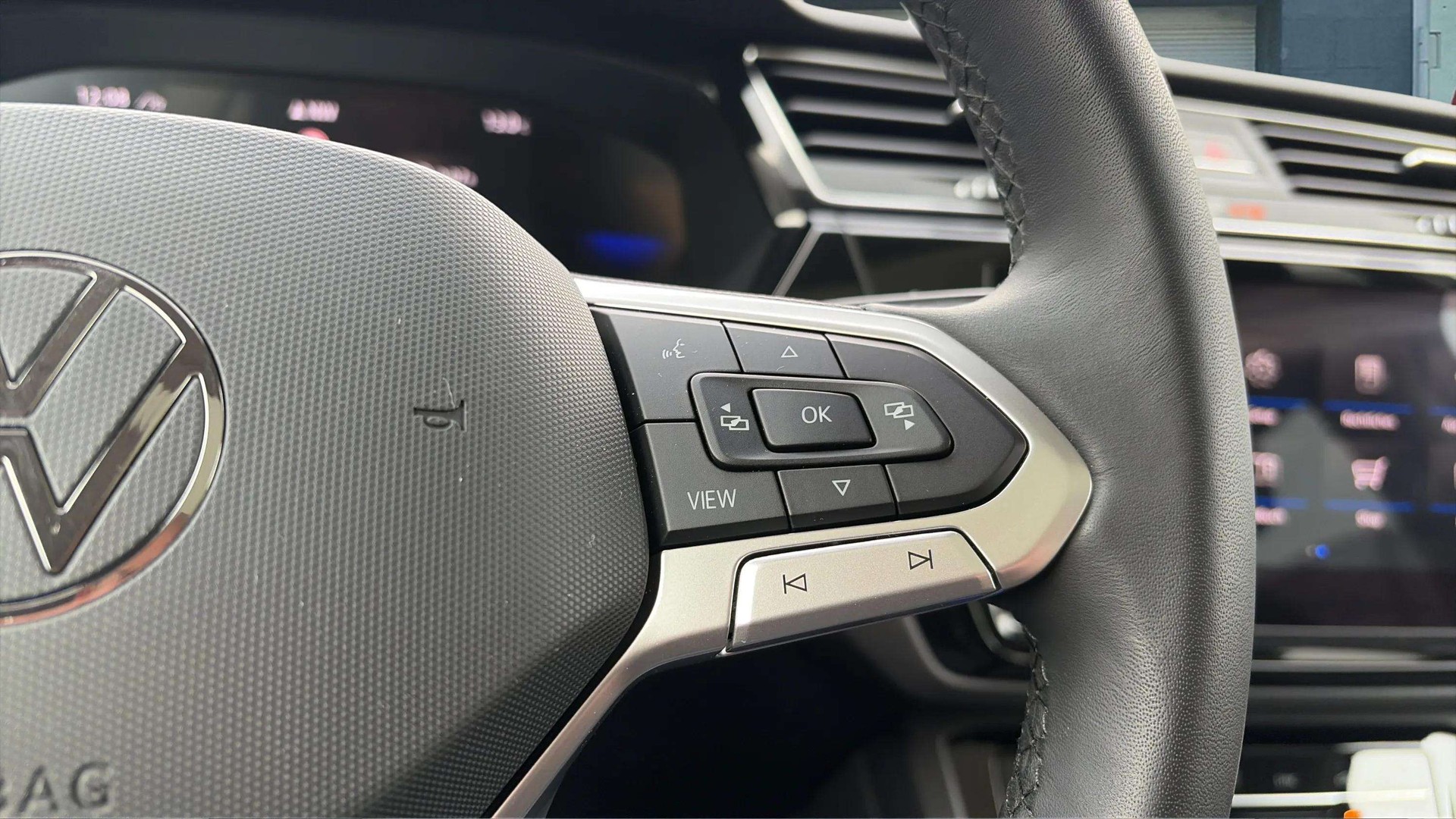 VW Touran 2.0 TDI BlueMotion Technology Comfortline DSG mit AHK & 7 Plätze + Panoramadach-image-31