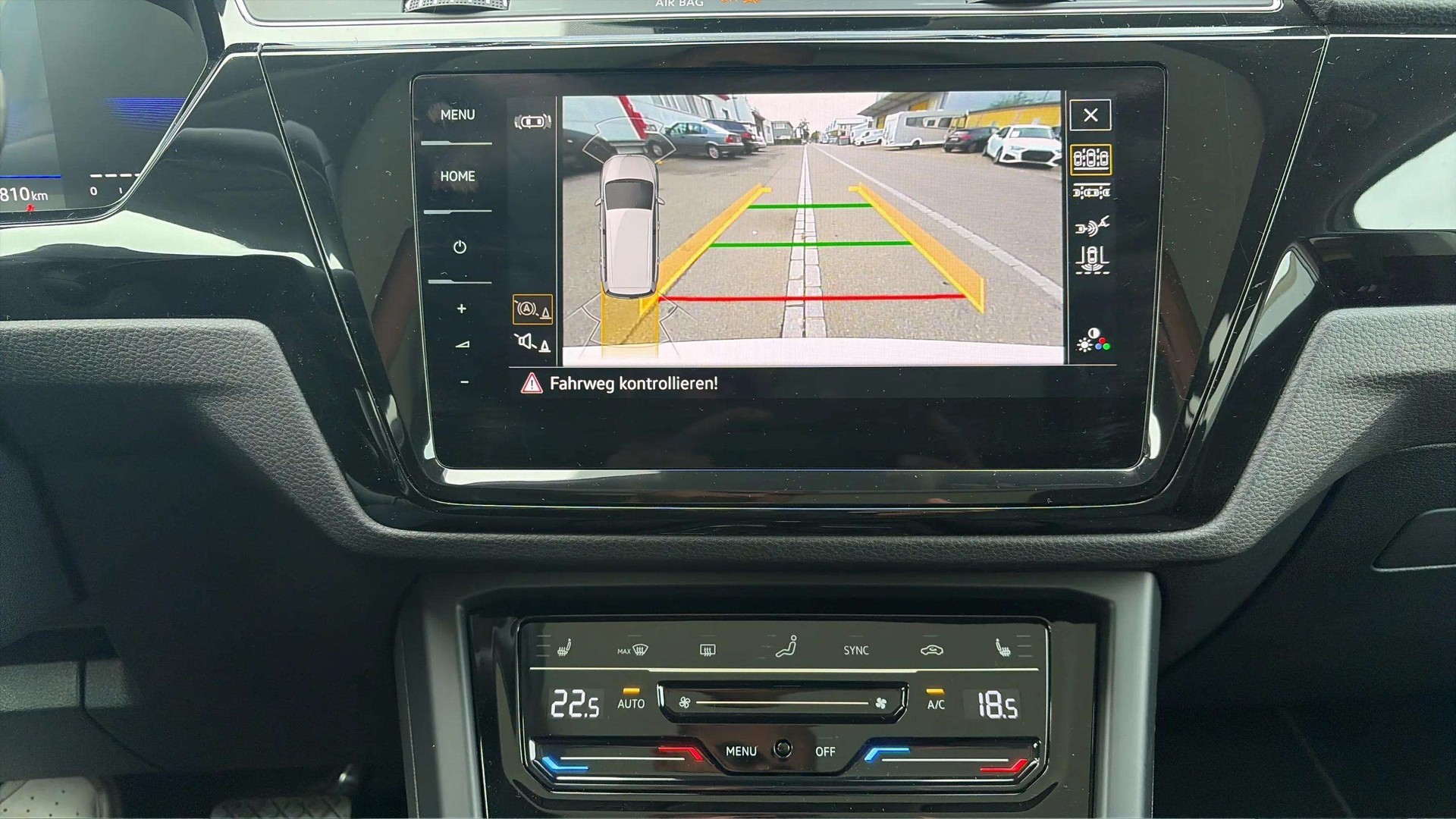 VW Touran 2.0 TDI BlueMotion Technology Comfortline DSG mit AHK & 7 Plätze + Panoramadach-image-18