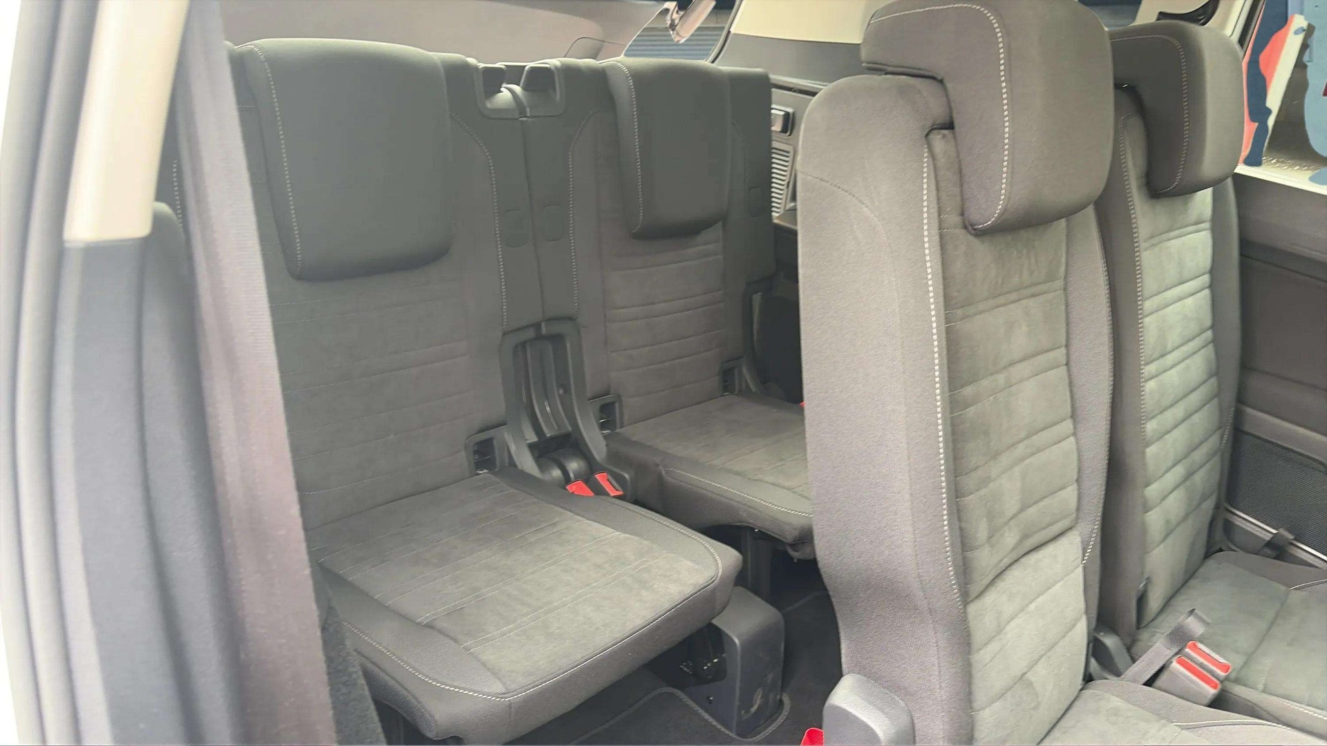 VW Touran 2.0 TDI BlueMotion Technology Comfortline DSG mit AHK & 7 Plätze + Panoramadach-image-16