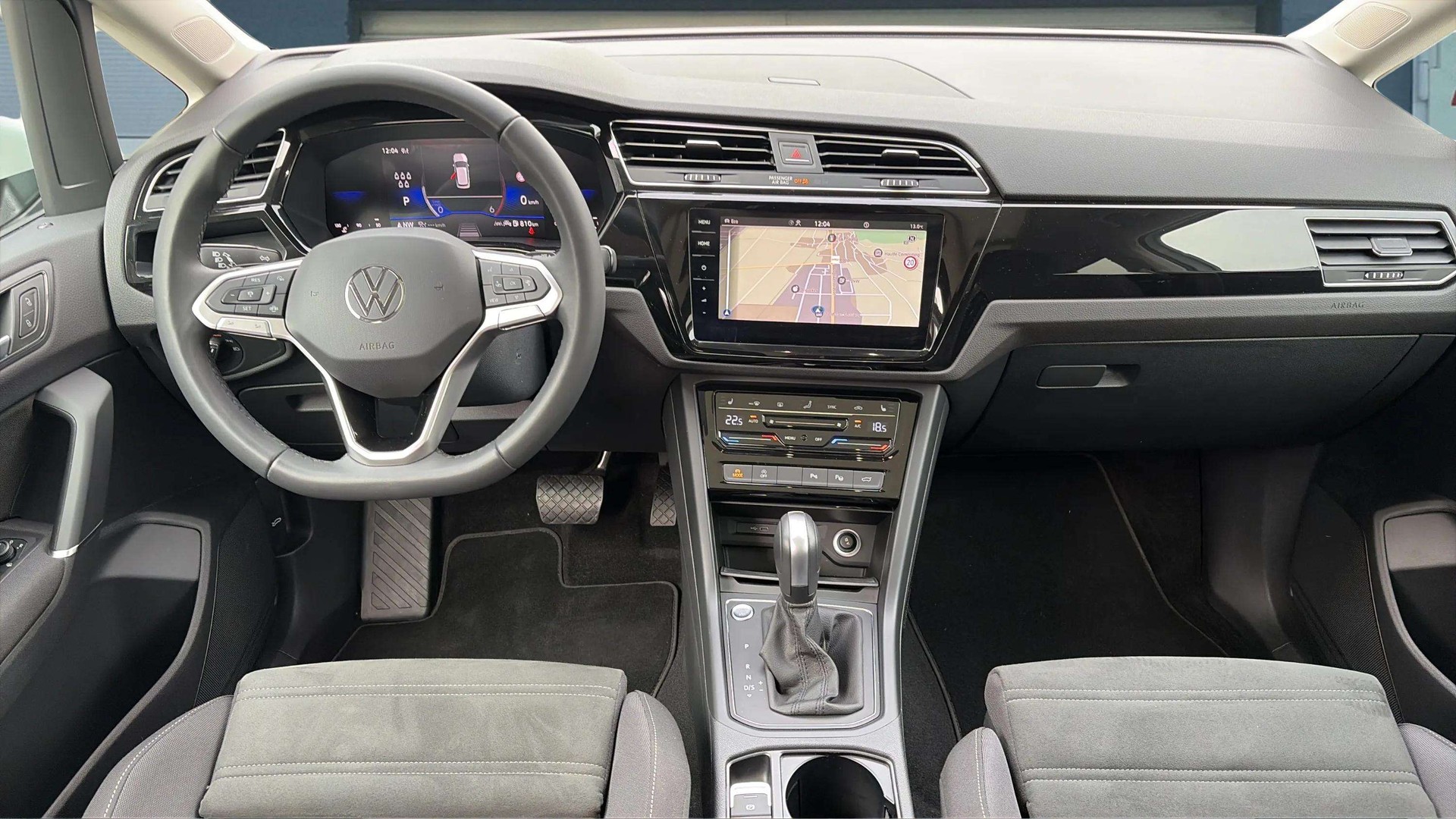 VW Touran 2.0 TDI BlueMotion Technology Comfortline DSG mit AHK & 7 Plätze + Panoramadach-image-11