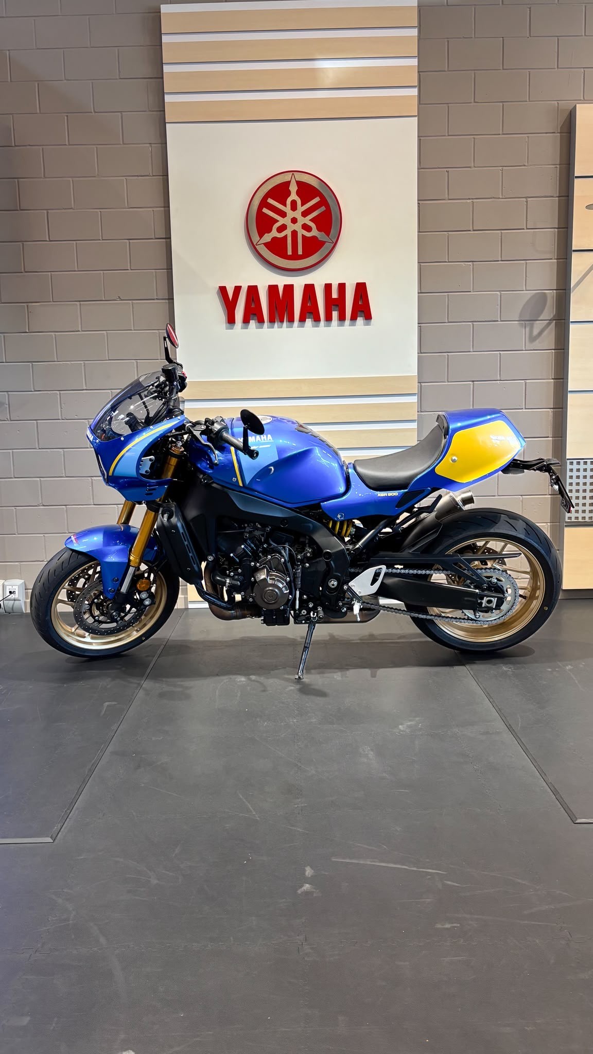 YAMAHA XSR 900-image-1