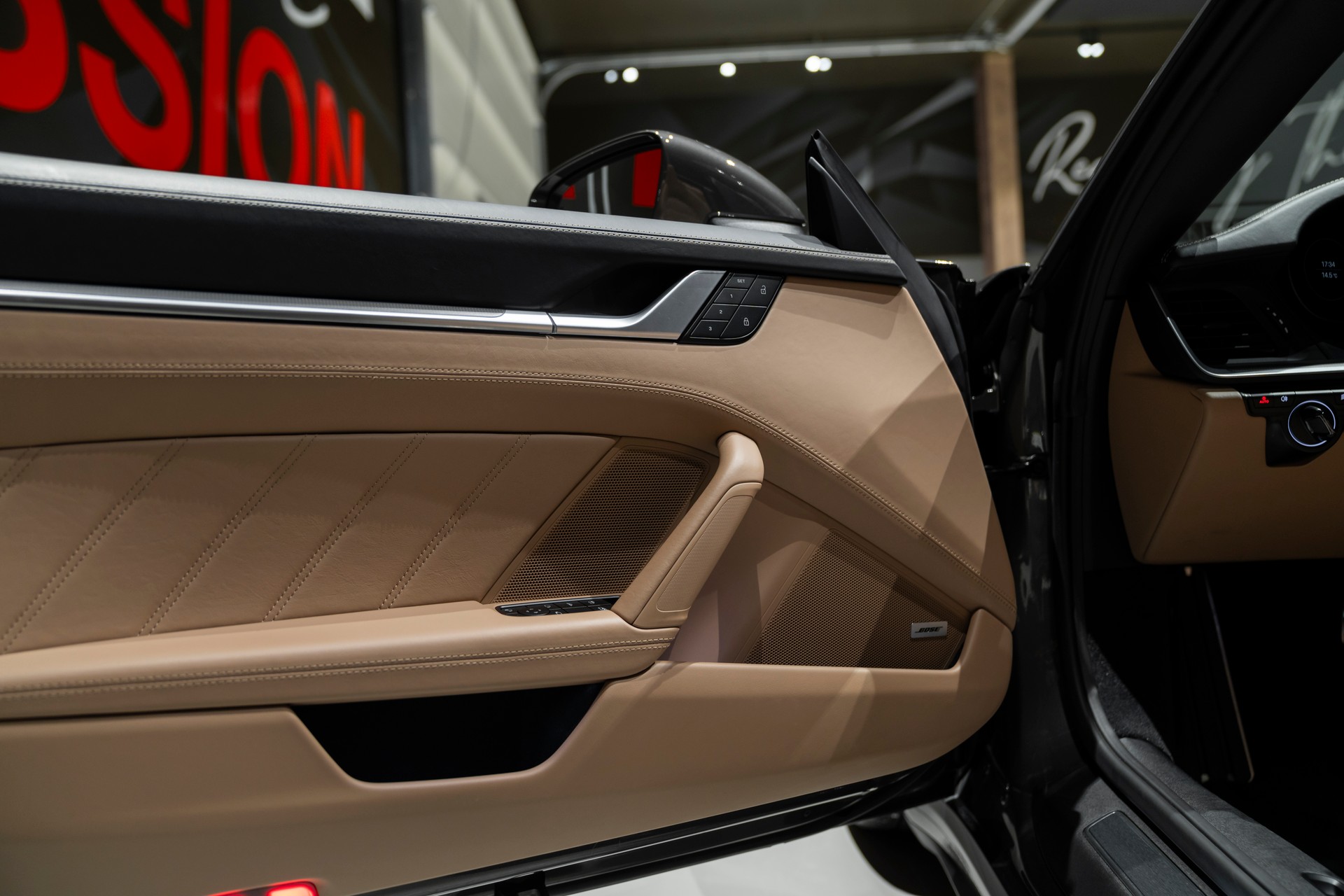 PORSCHE 911 Turbo S Cabriolet PDK-image-10