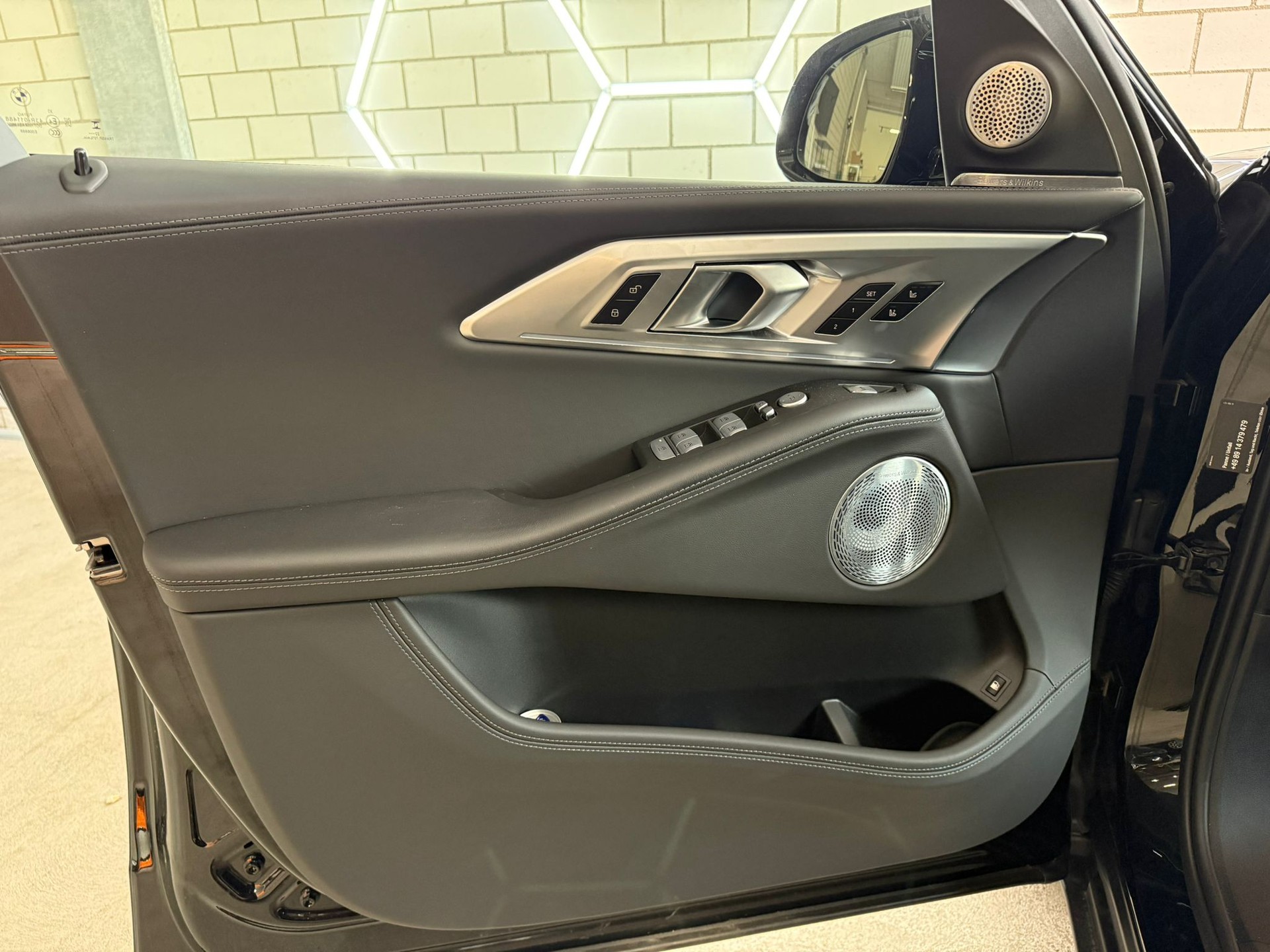 BMW XM xDrive PHEV Steptronic-image-5