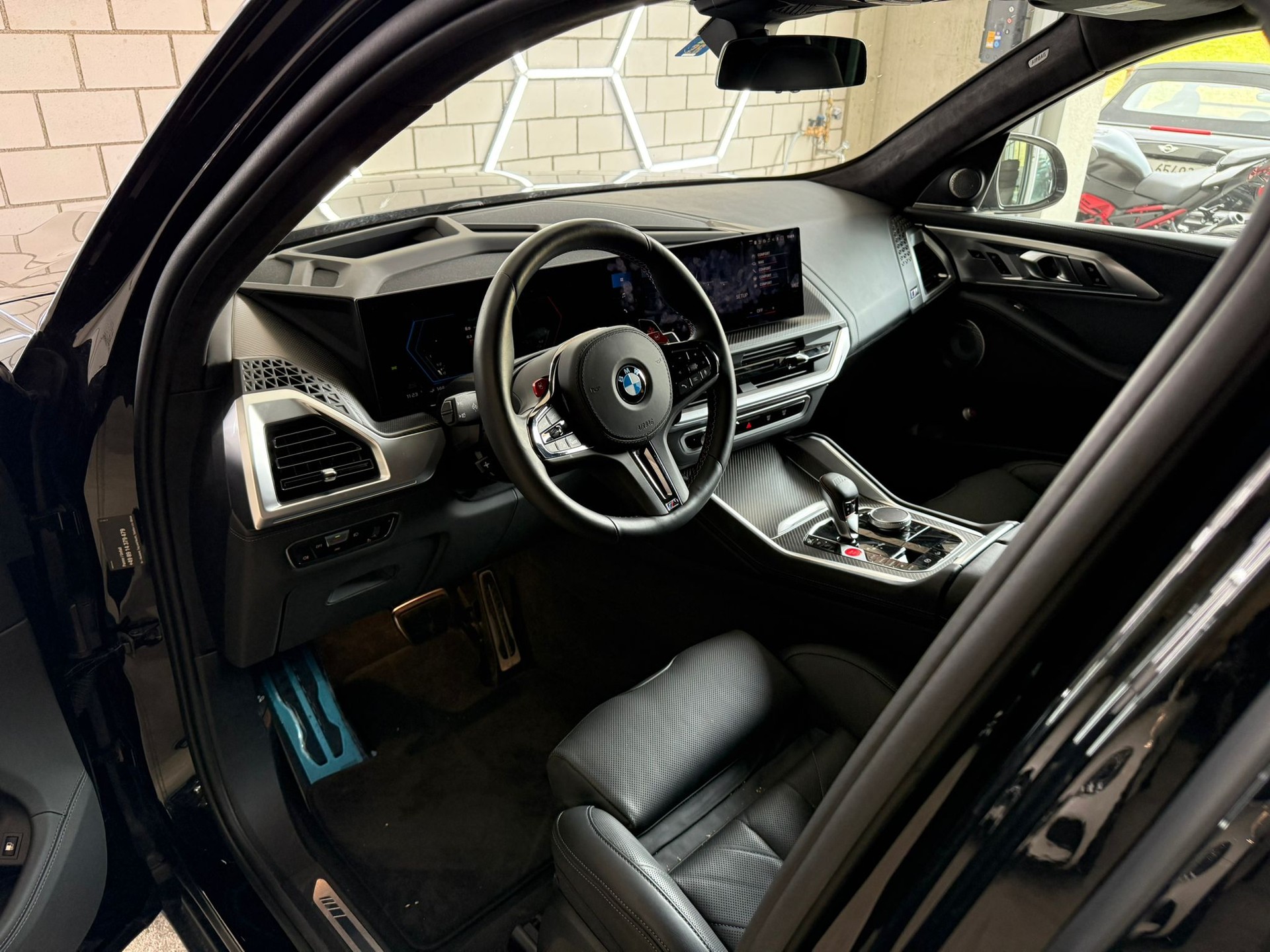 BMW XM xDrive PHEV Steptronic-image-6