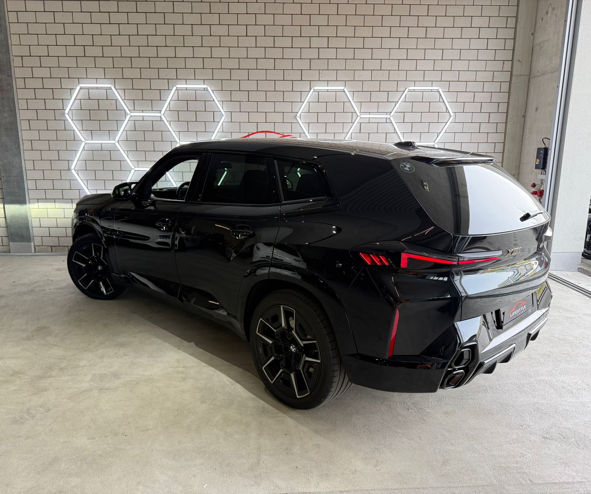 BMW XM xDrive PHEV Steptronic-image-2