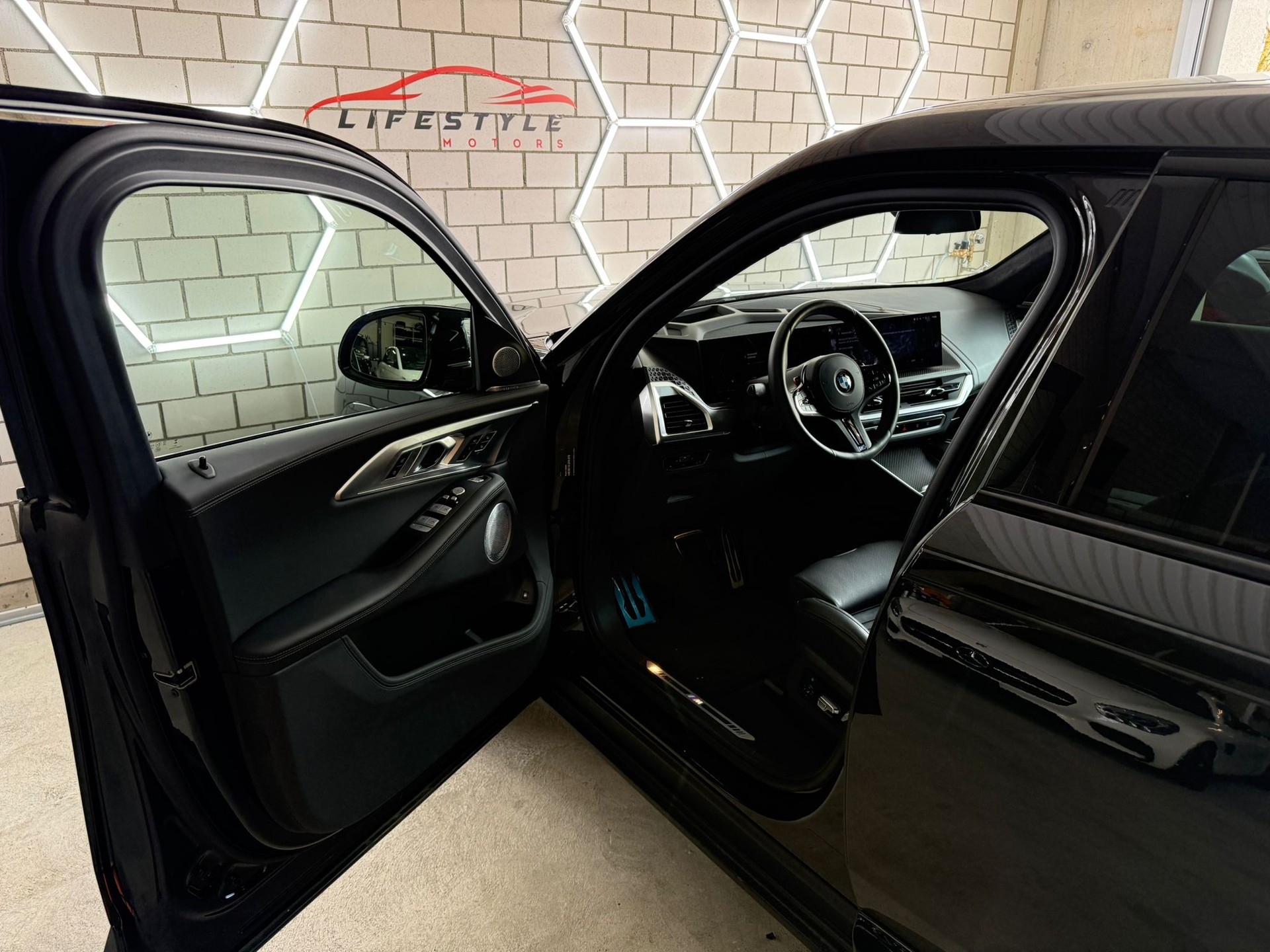 BMW XM xDrive PHEV Steptronic-image-4
