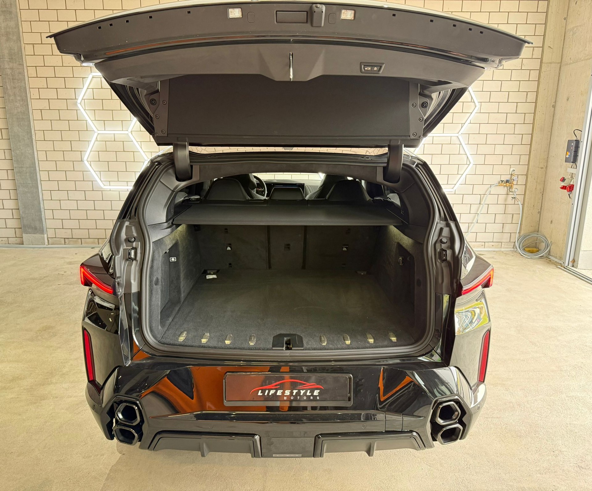 BMW XM xDrive PHEV Steptronic-image-12