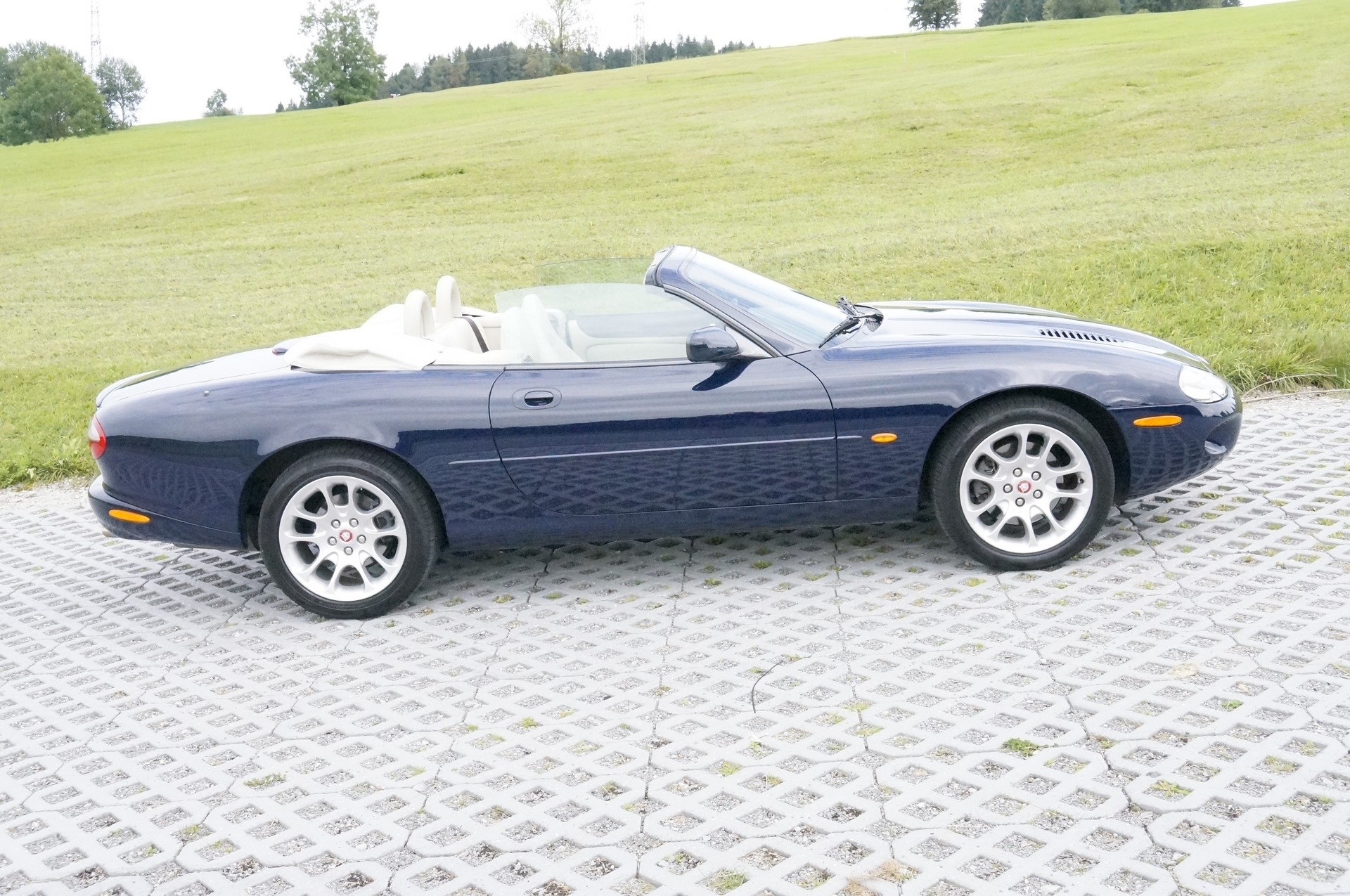 JAGUAR XKR S/C Convertible-image-2