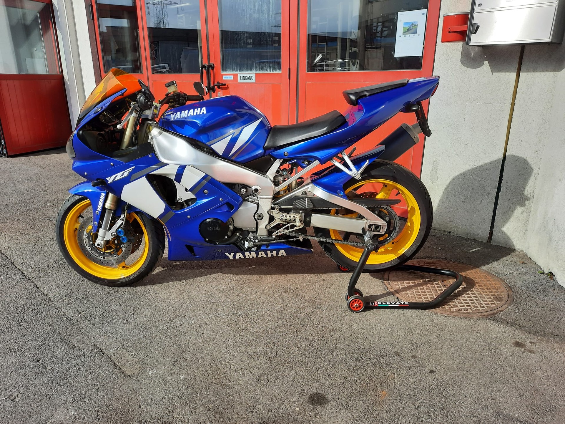 YAMAHA YZF-R1-image-2