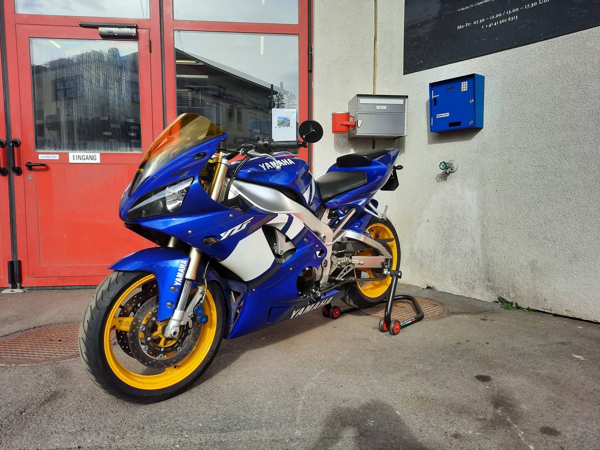 YAMAHA YZF-R1