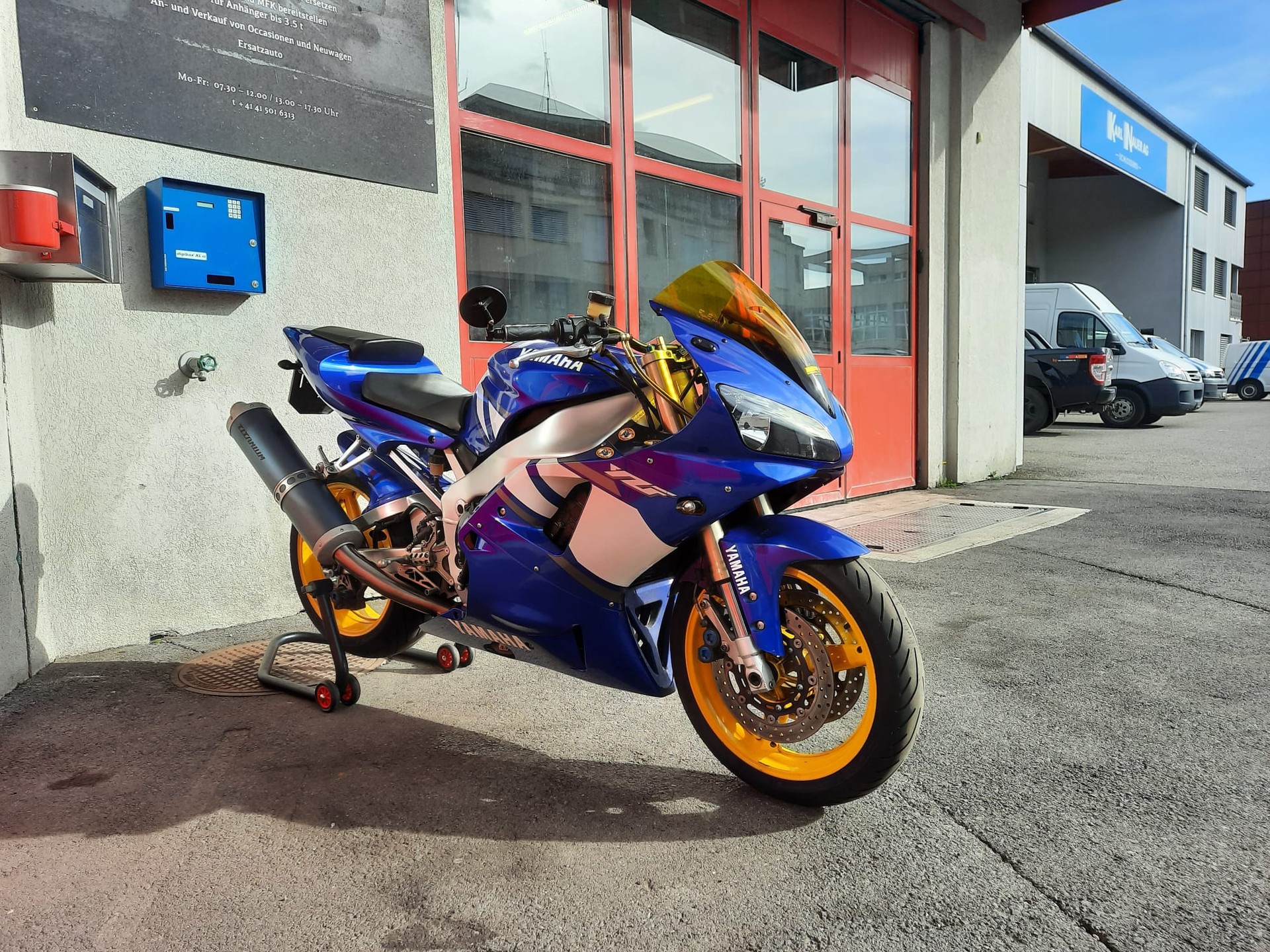 YAMAHA YZF-R1-image-1