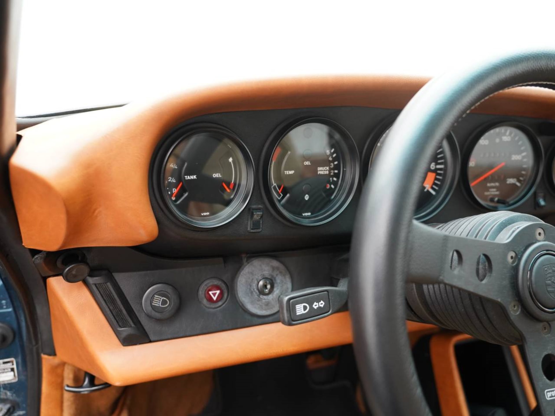 PORSCHE 911 SC Coupé-image-16