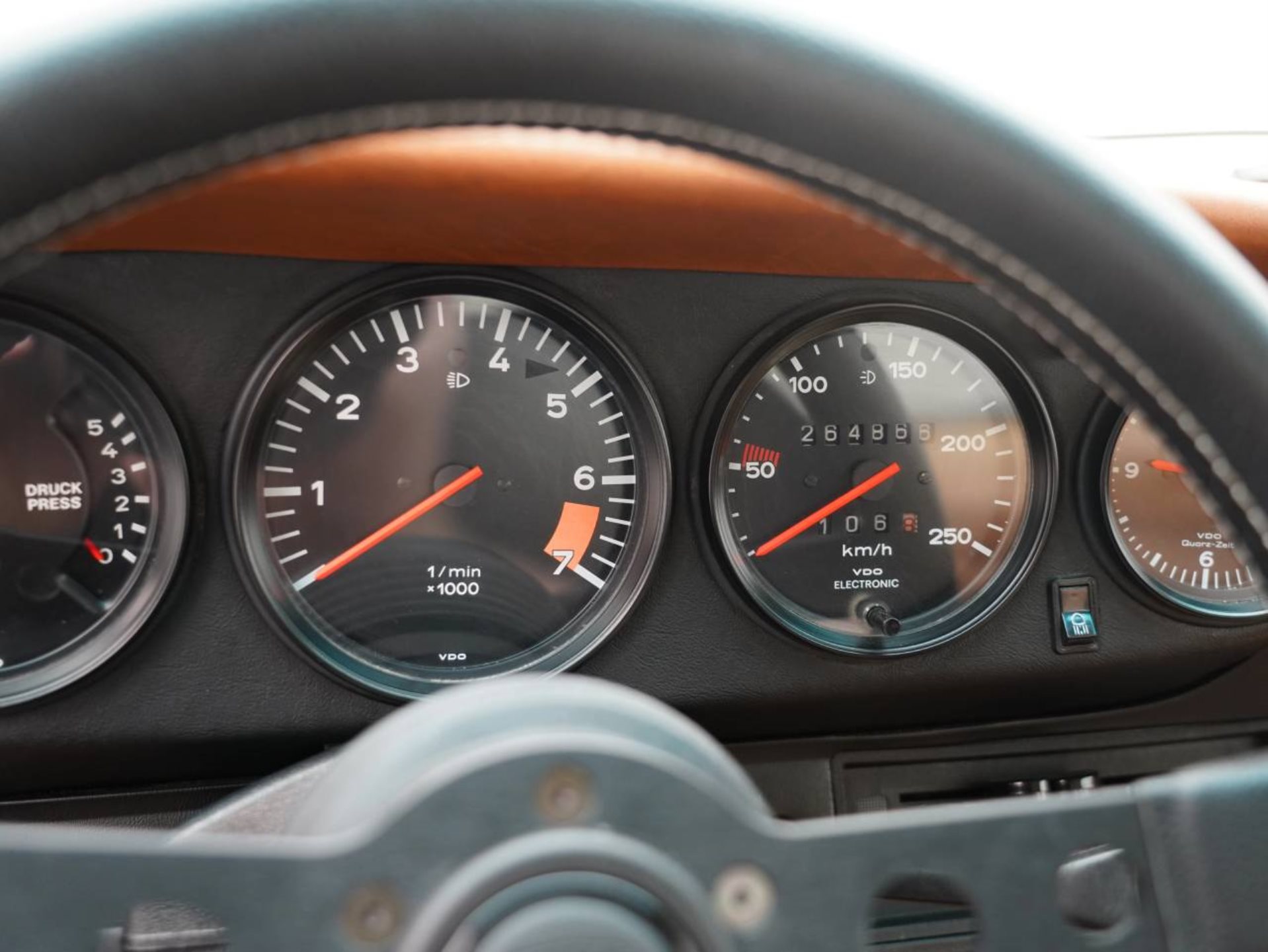 PORSCHE 911 SC Coupé-image-17