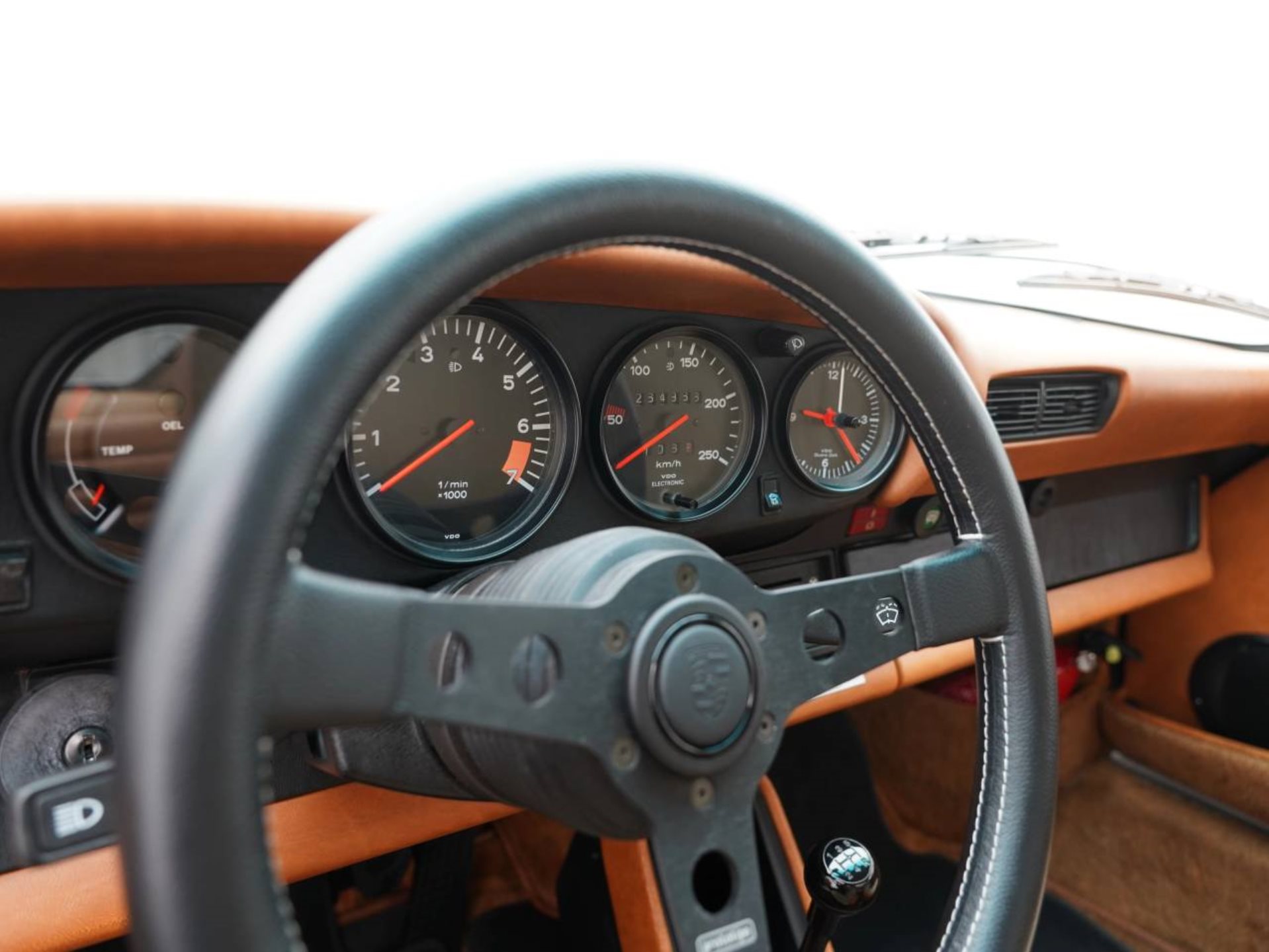 PORSCHE 911 SC Coupé-image-18