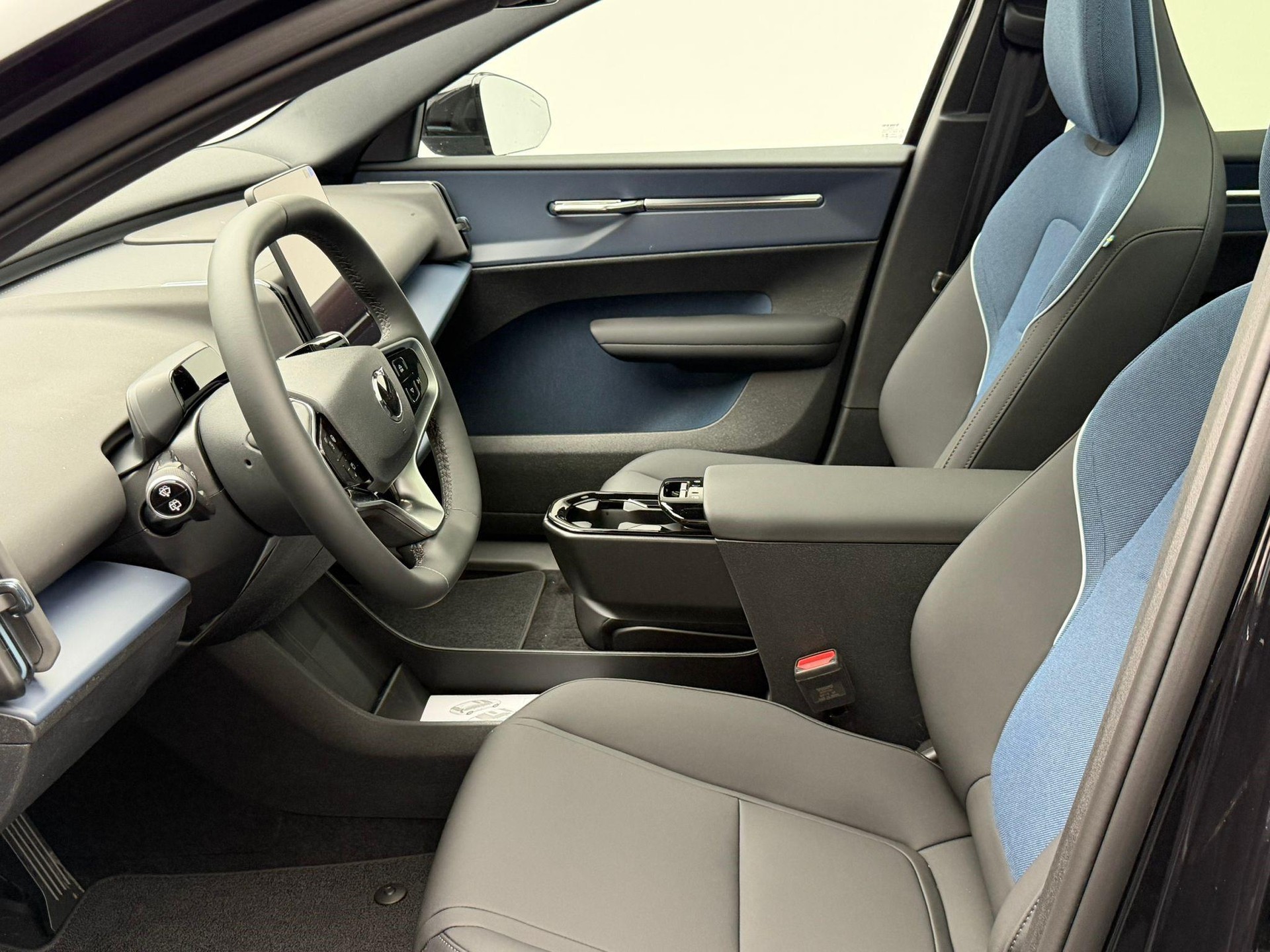 VOLVO EX30 E60 Twin Ultra Performance Sw. Black Ed. AWD-image-8