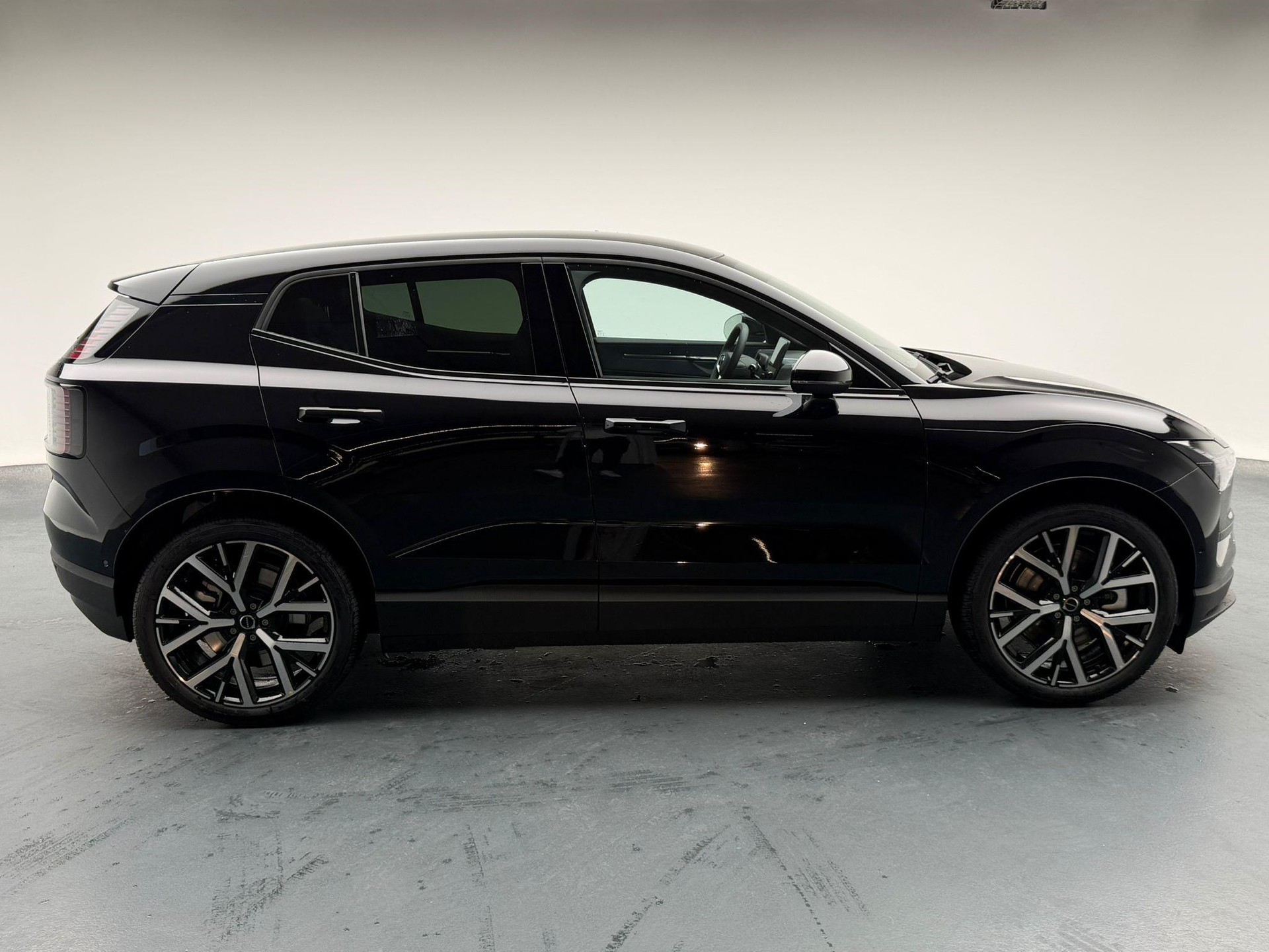 VOLVO EX30 E60 Twin Ultra Performance Sw. Black Ed. AWD-image-4