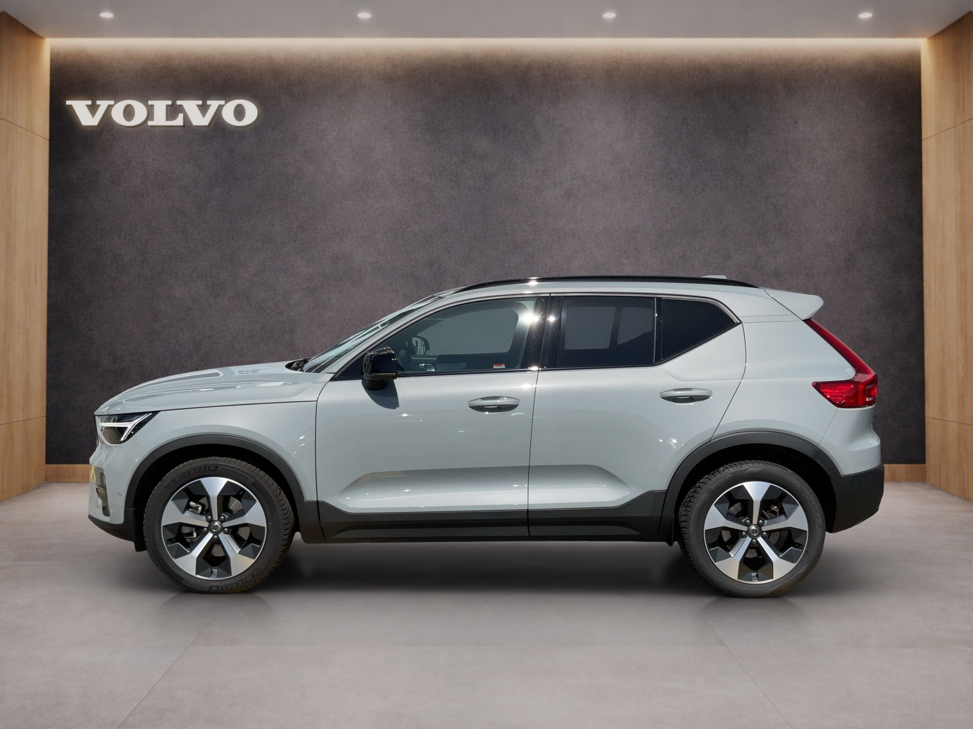 VOLVO XC40 2.0 B3 Mild-Hybrid Plus Dark-showroom-element-2