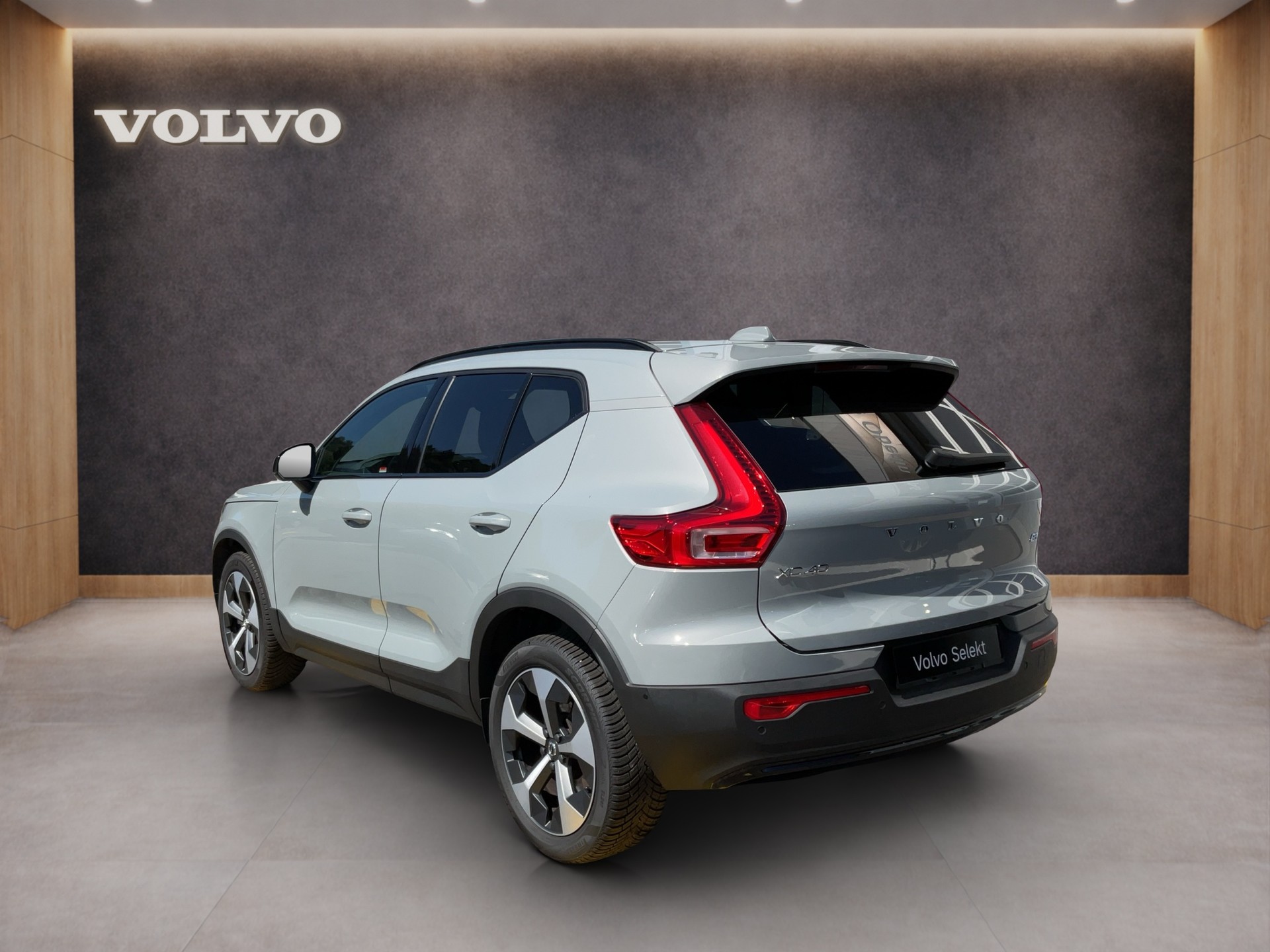 VOLVO XC40 2.0 B3 Mild-Hybrid Plus Dark-showroom-element-3