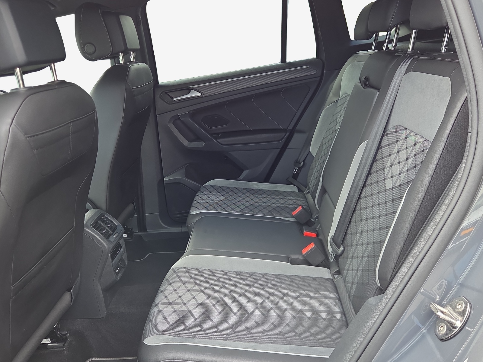 VW Tiguan 2.0TSI R-Line 4Motion DSG-image-11