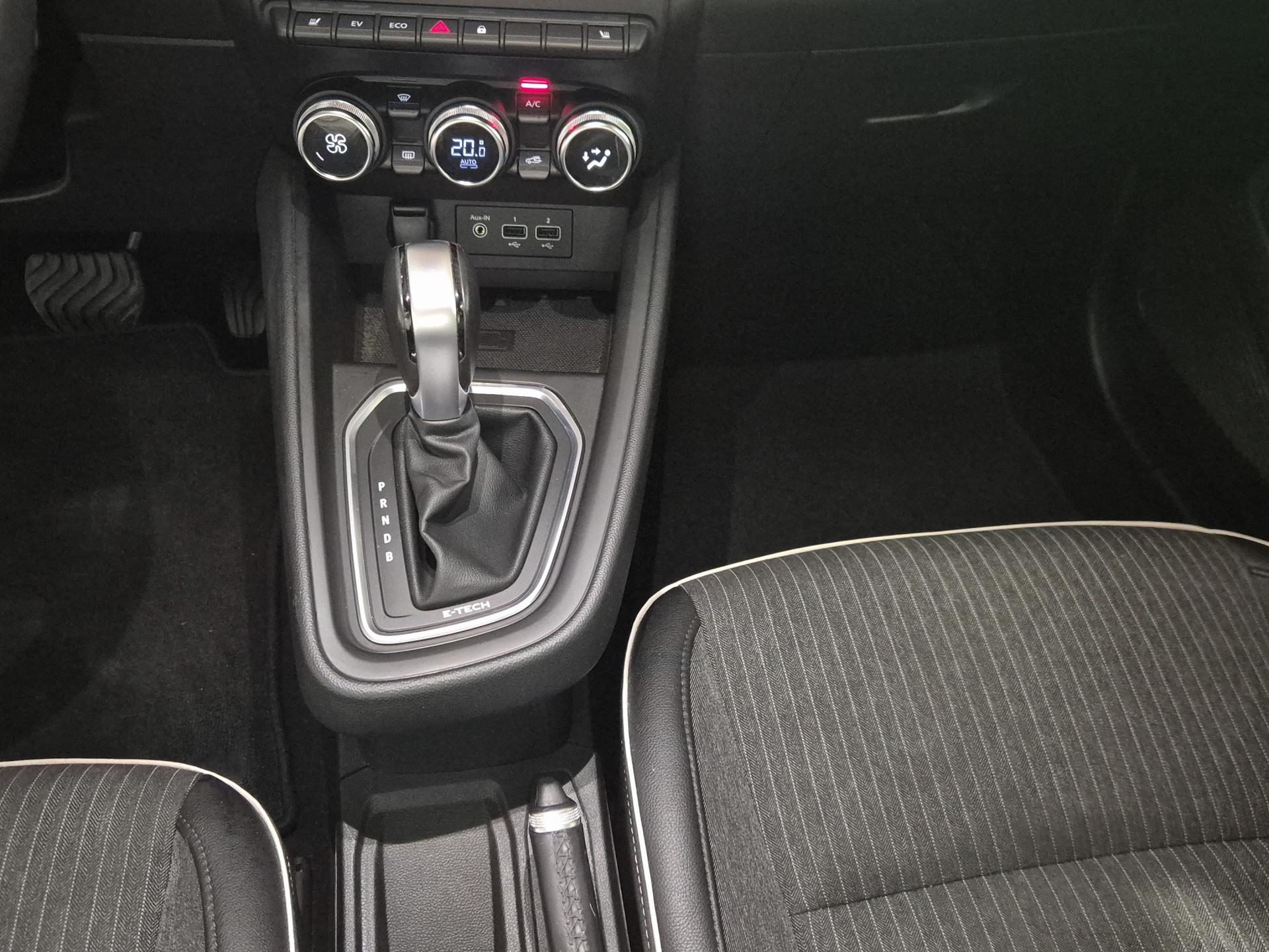 RENAULT Clio 1.6 E-Tech Intens-image-11