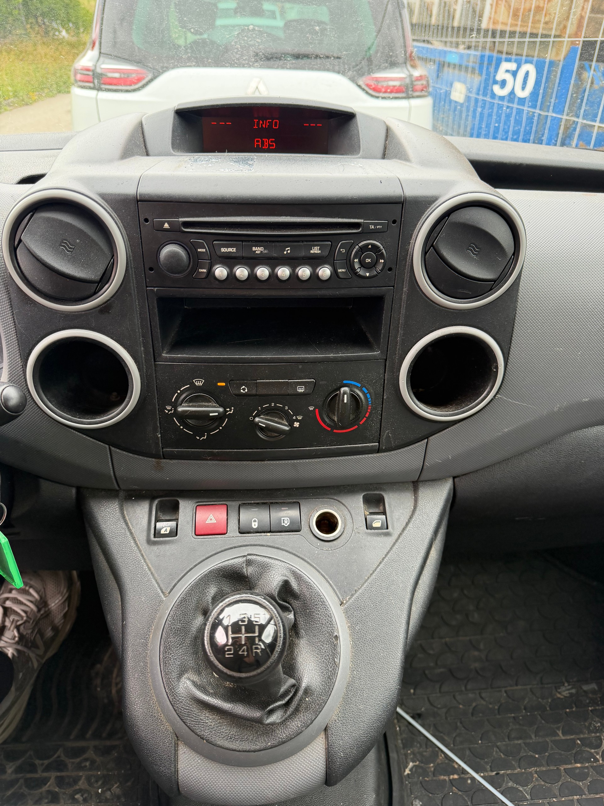 PEUGEOT Partner 1.6 VTi Urban-image-5