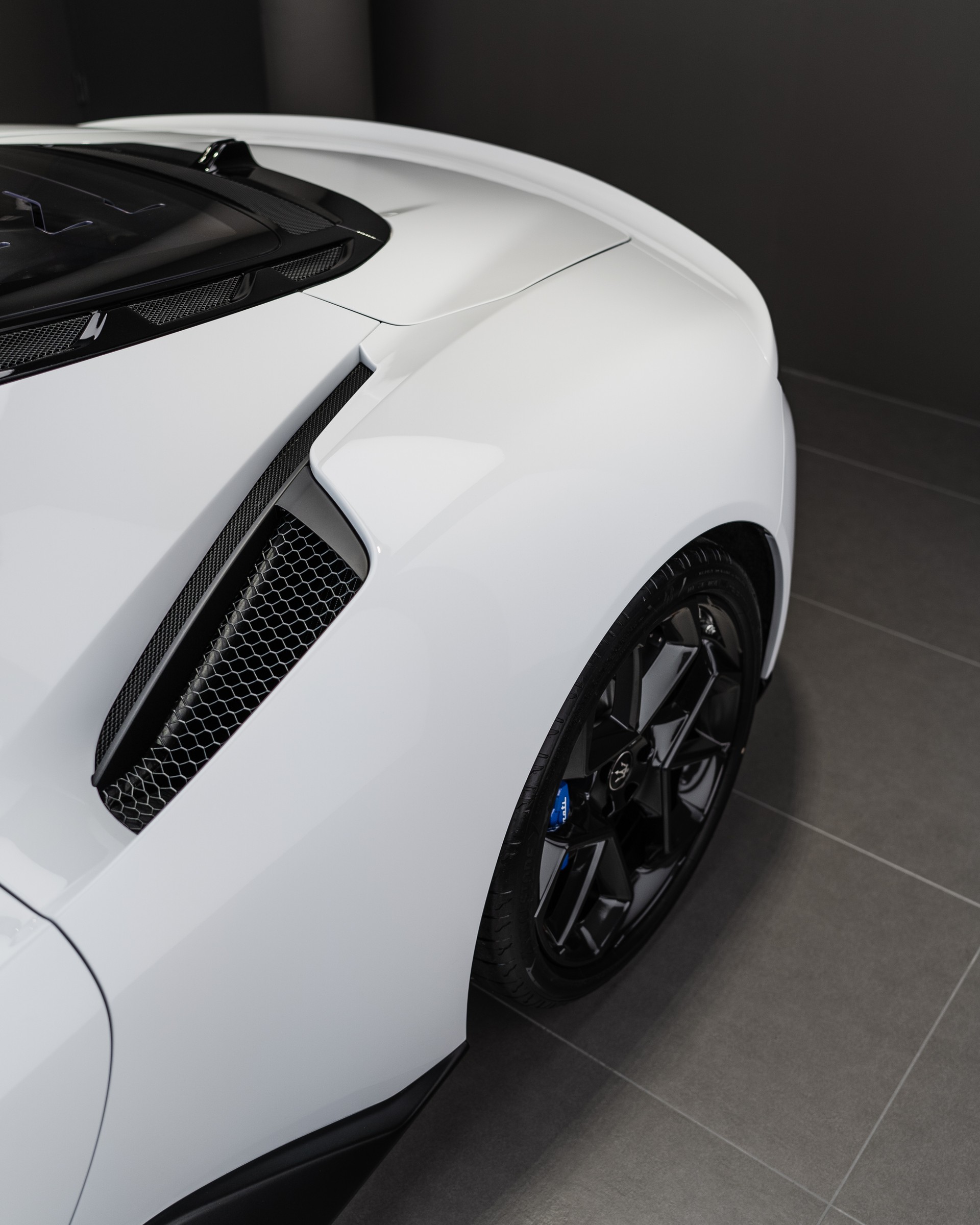 MASERATI MC20 - Bianco Pastello - FUORISERIE-showroom-element-3