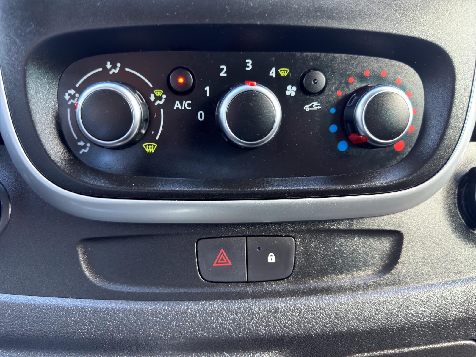 NISSAN NV300 dCi 170 2.9 L2H1 Premium 8Pl. DCT-image-22