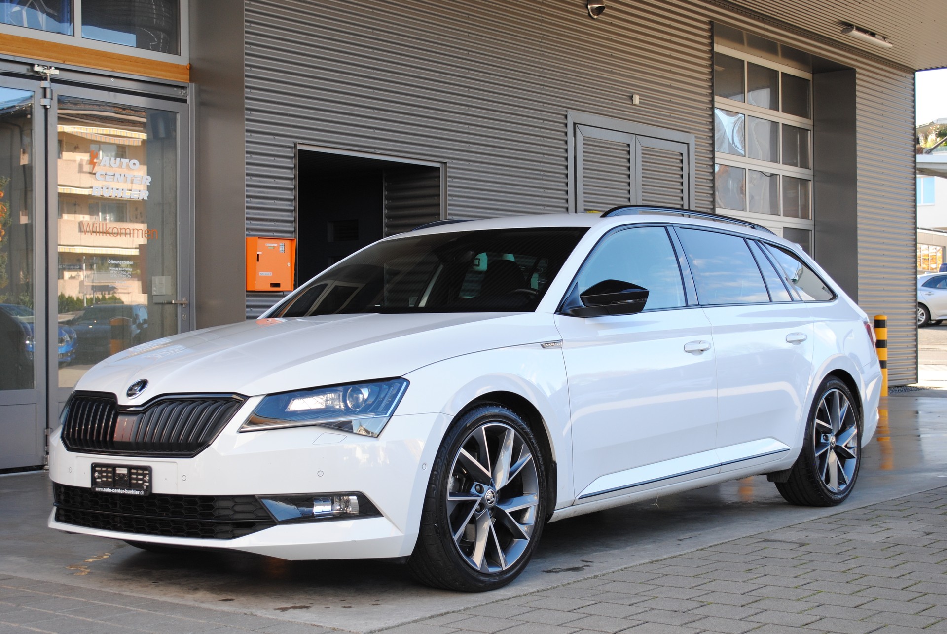SKODA Superb Combi 2.0 TDi SportLine+ 4x4 DSG-showroom-element-2
