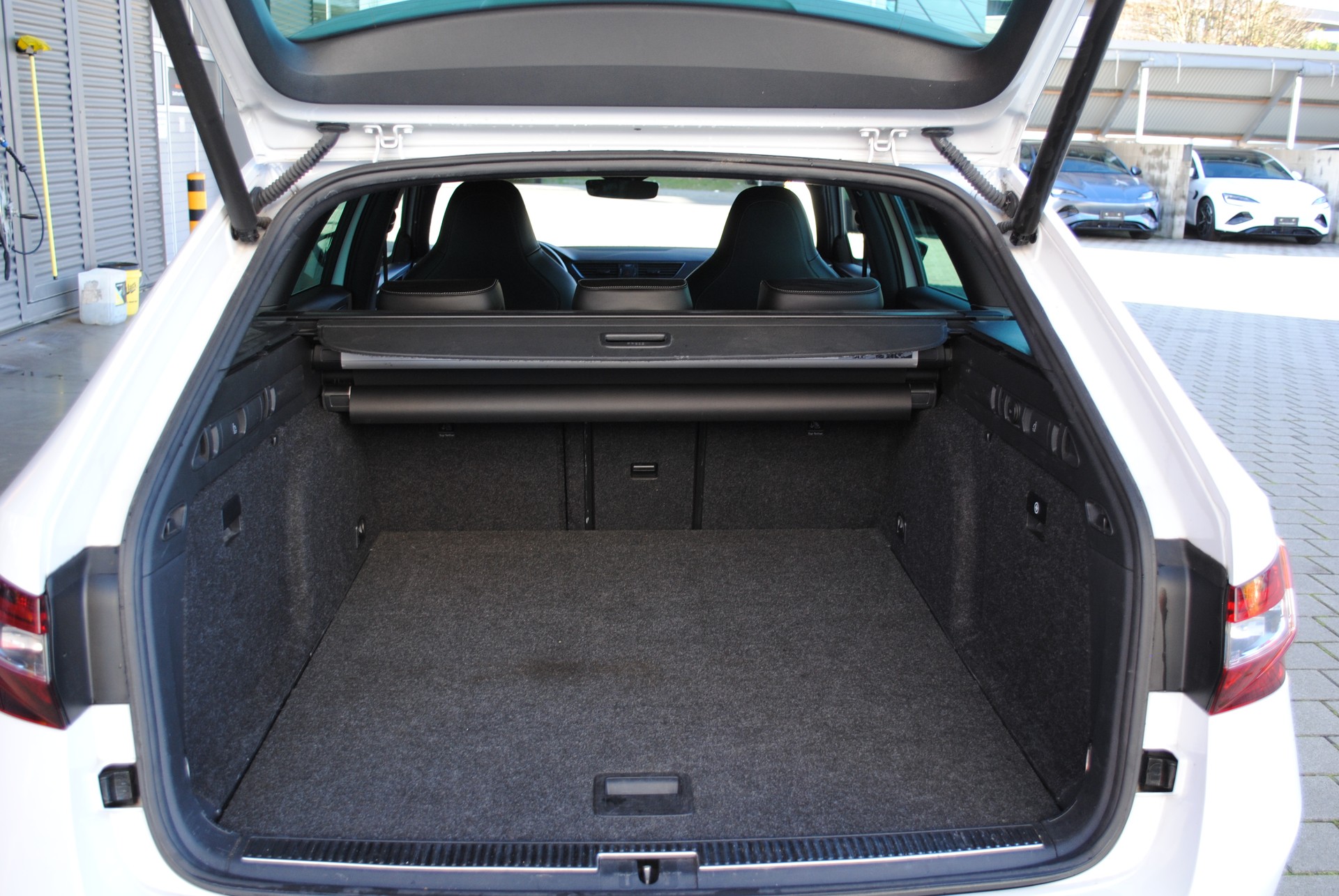 SKODA Superb Combi 2.0 TDi SportLine+ 4x4 DSG-image-16