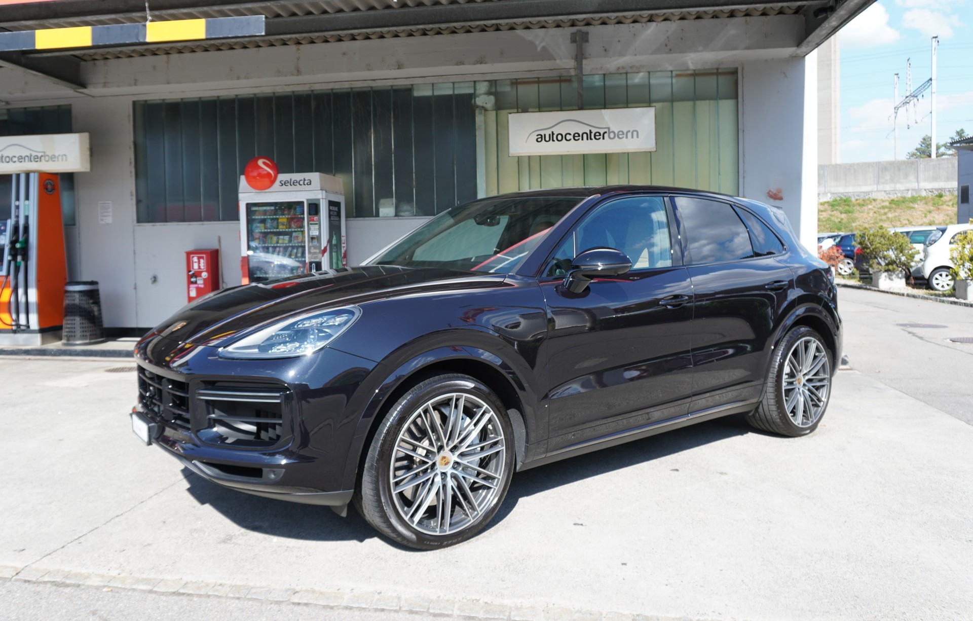 PORSCHE Cayenne Turbo-image-1
