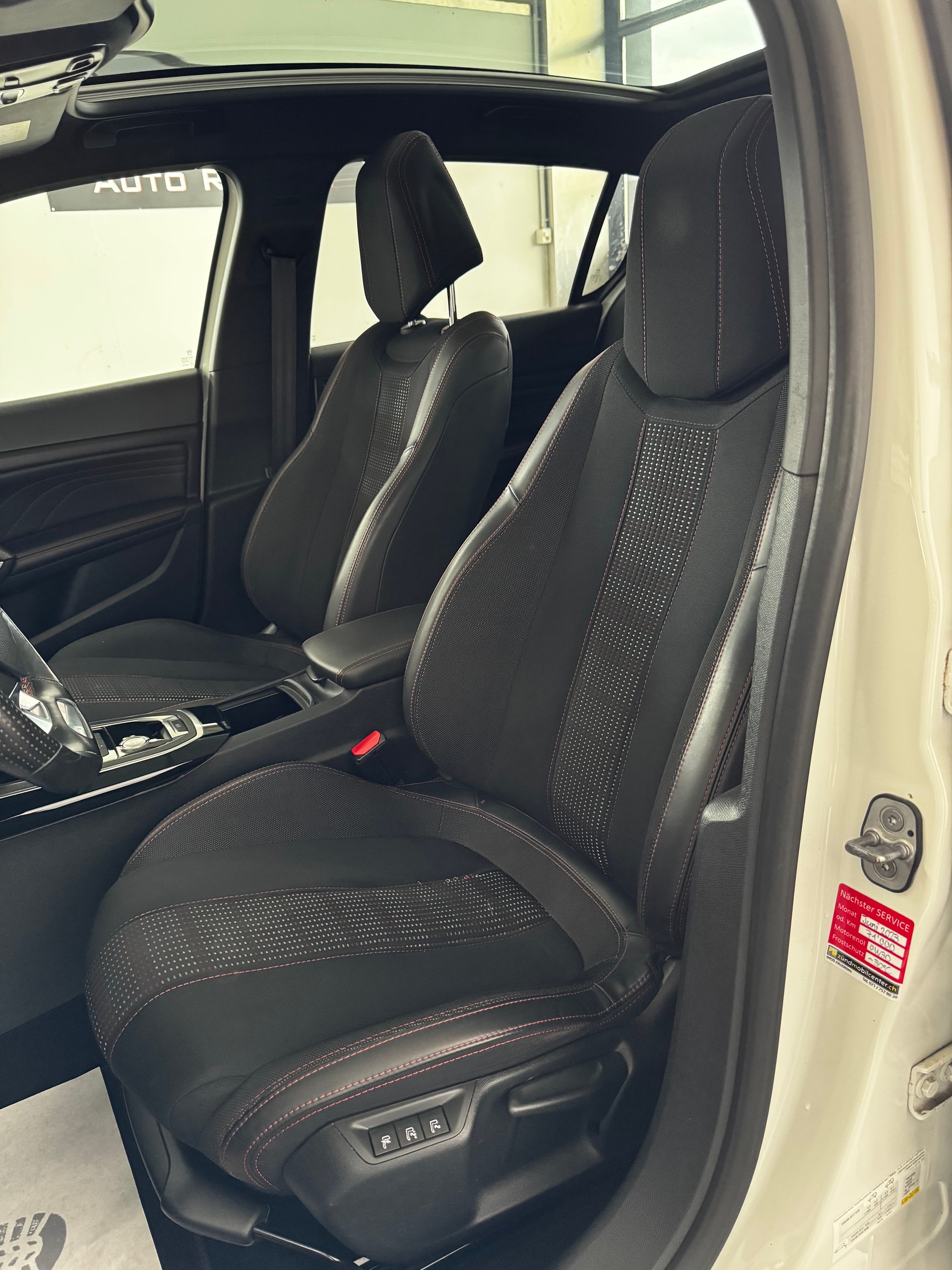 PEUGEOT 308 1.2 Pure Tech GT Line EAT6-image-15