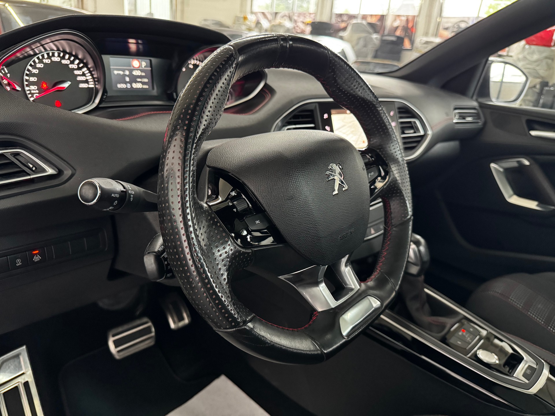 PEUGEOT 308 1.2 Pure Tech GT Line EAT6-image-13