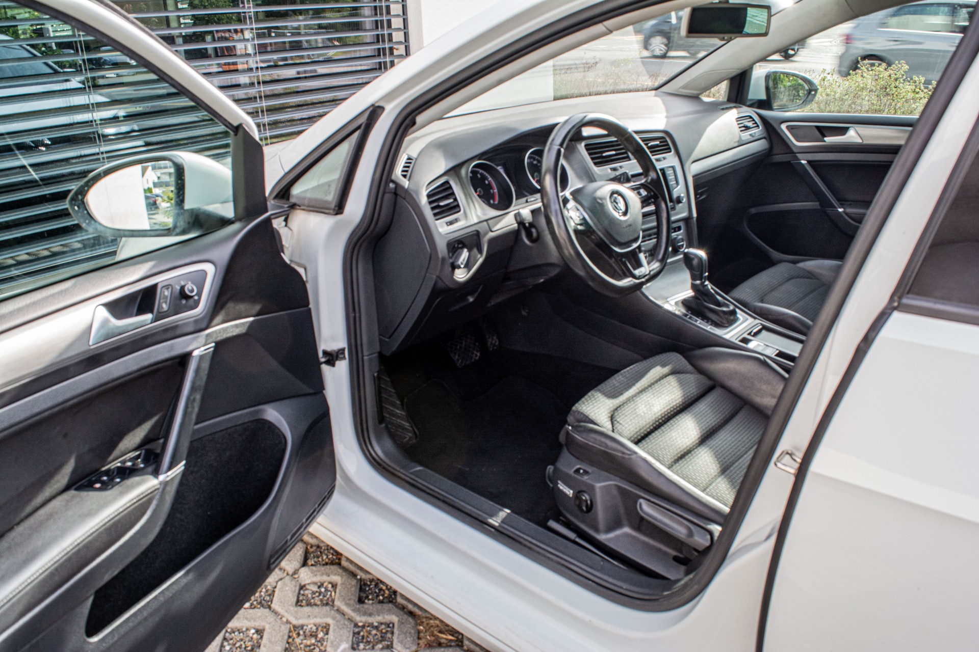 VW Golf 1.4 TSI R-Line Design DSG-image-13