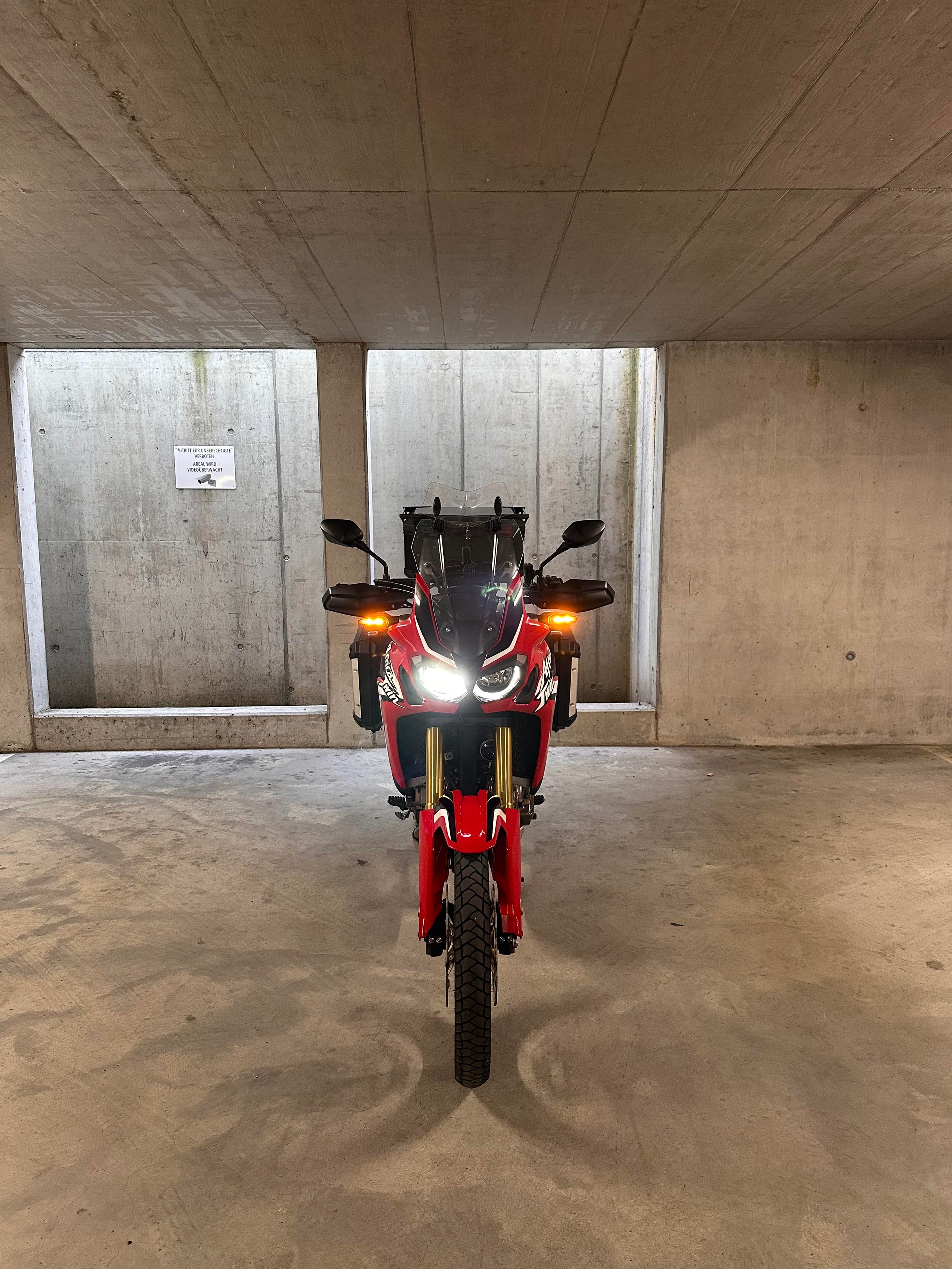 HONDA CRF 1000A Africa Twin-image-1