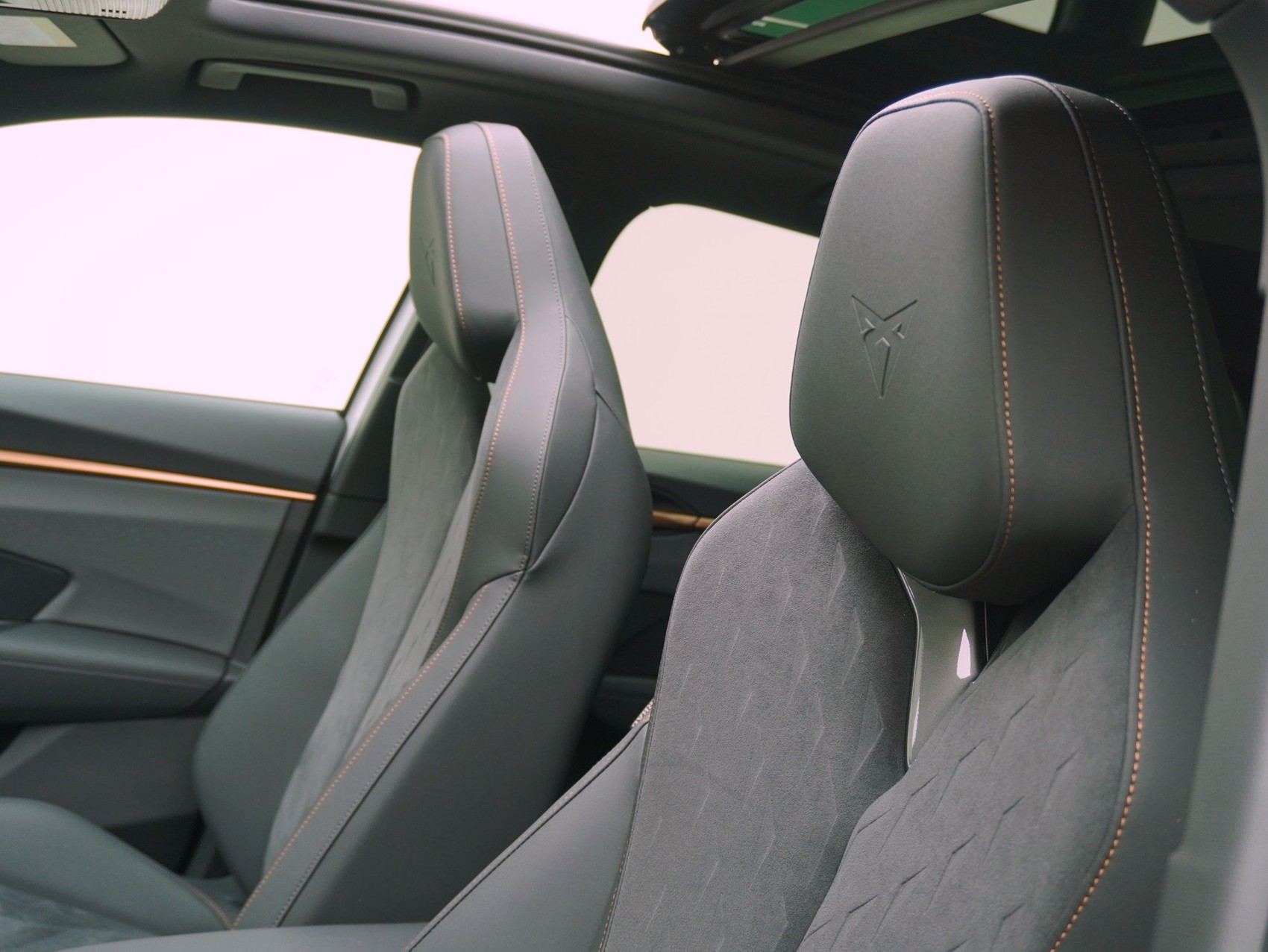CUPRA Terramar 1.5 DSG e-Plug-in-HYBRID VZ **Cupra Werksgarantie bis 06/2030**-image-12