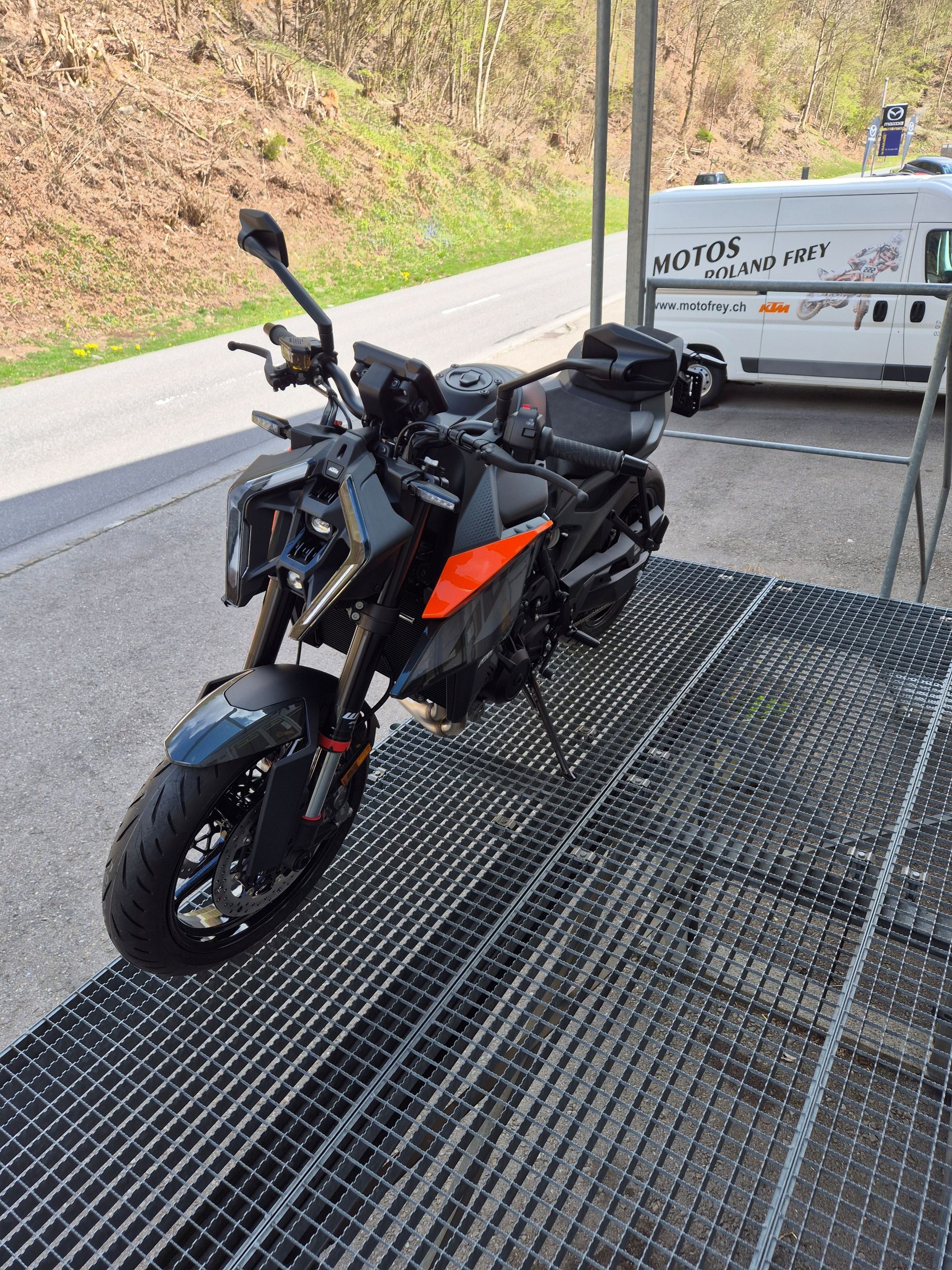 KTM 990 Duke-image-1