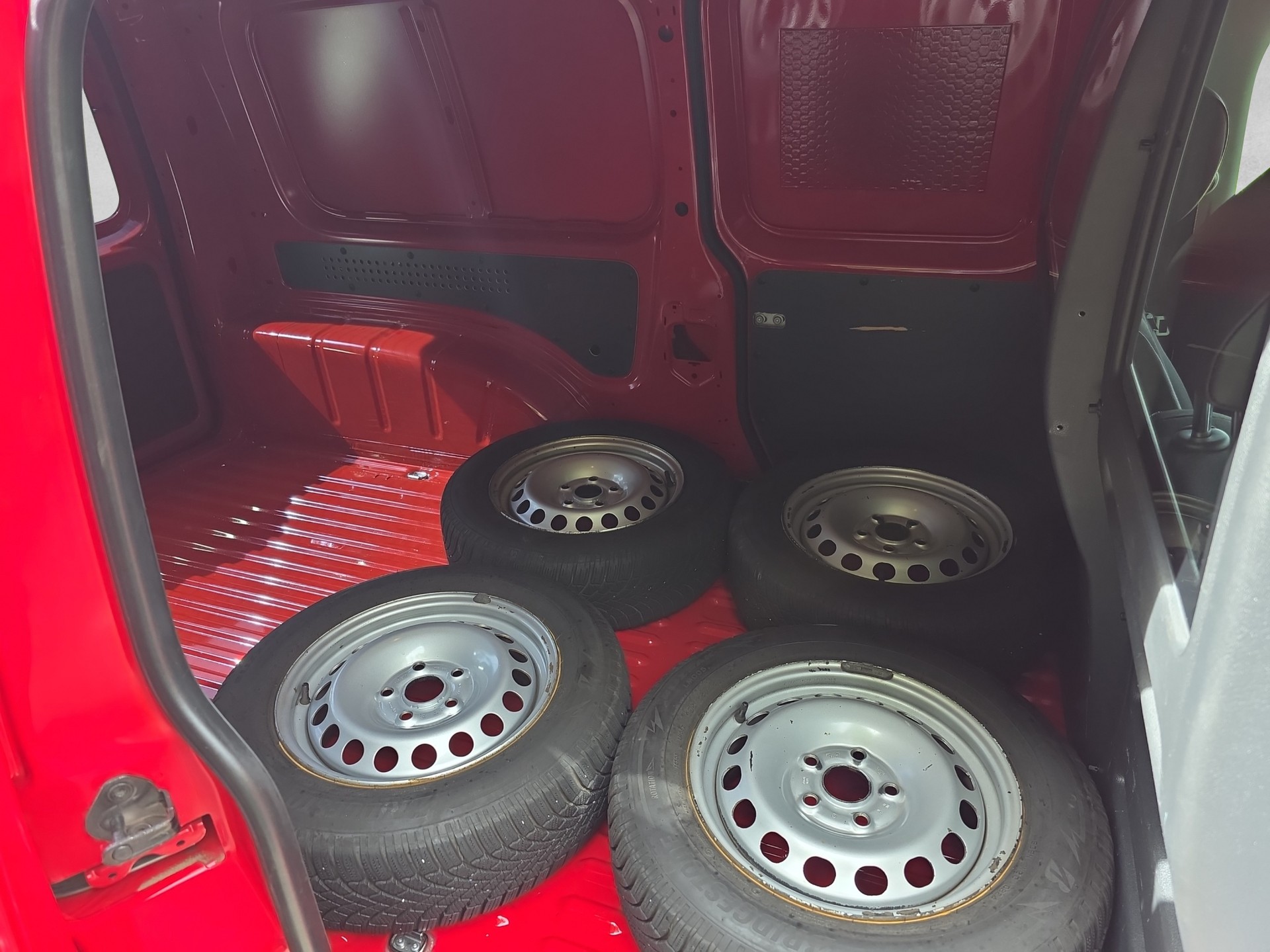 VW Caddy Maxi 2.0TDI BlueMotion Technology-image-10