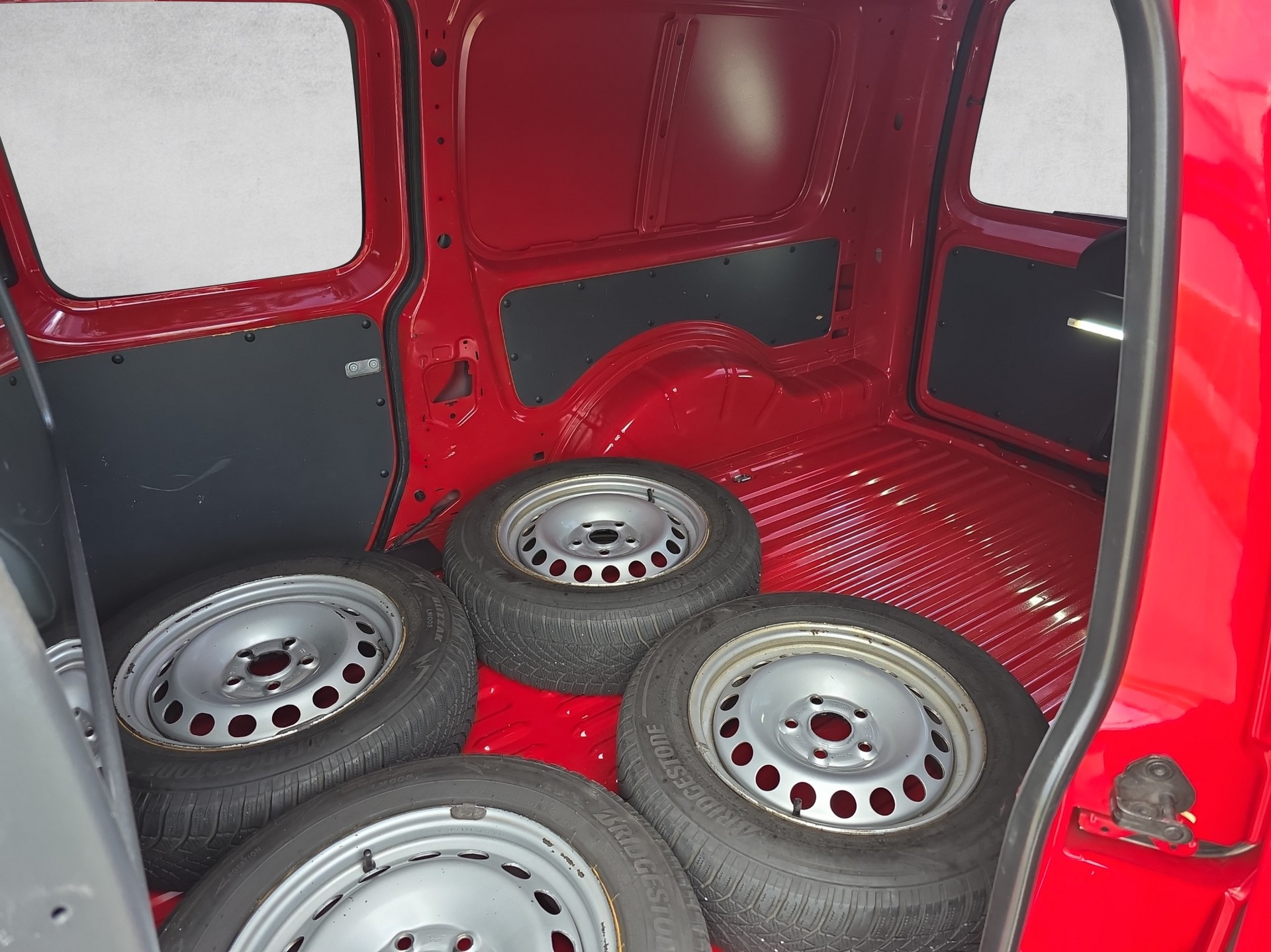 VW Caddy Maxi 2.0TDI BlueMotion Technology-image-11