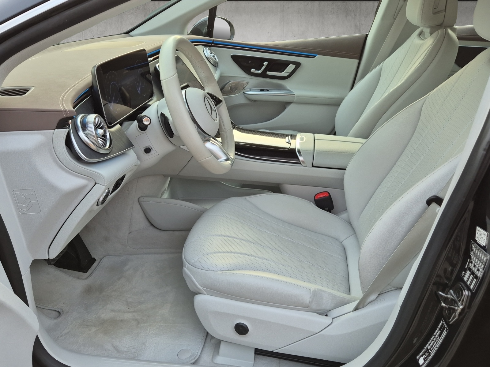 MERCEDES-BENZ EQE 300-image-8
