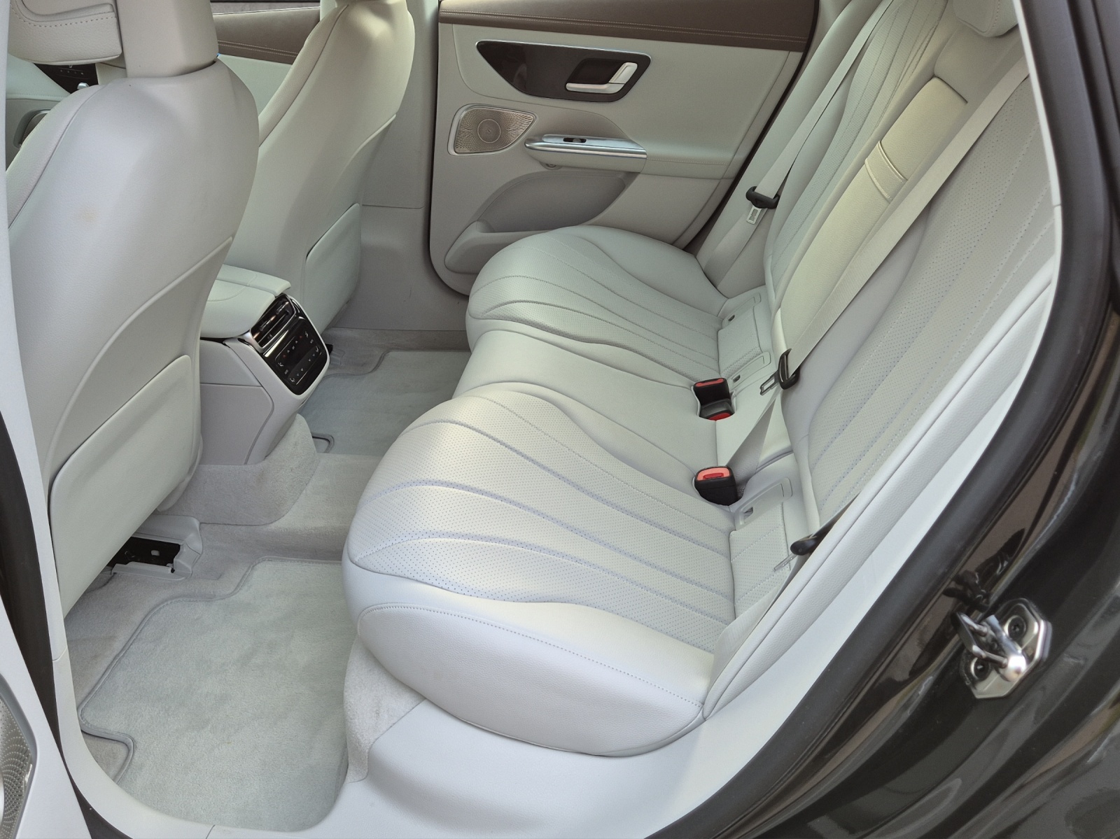 MERCEDES-BENZ EQE 300-image-9
