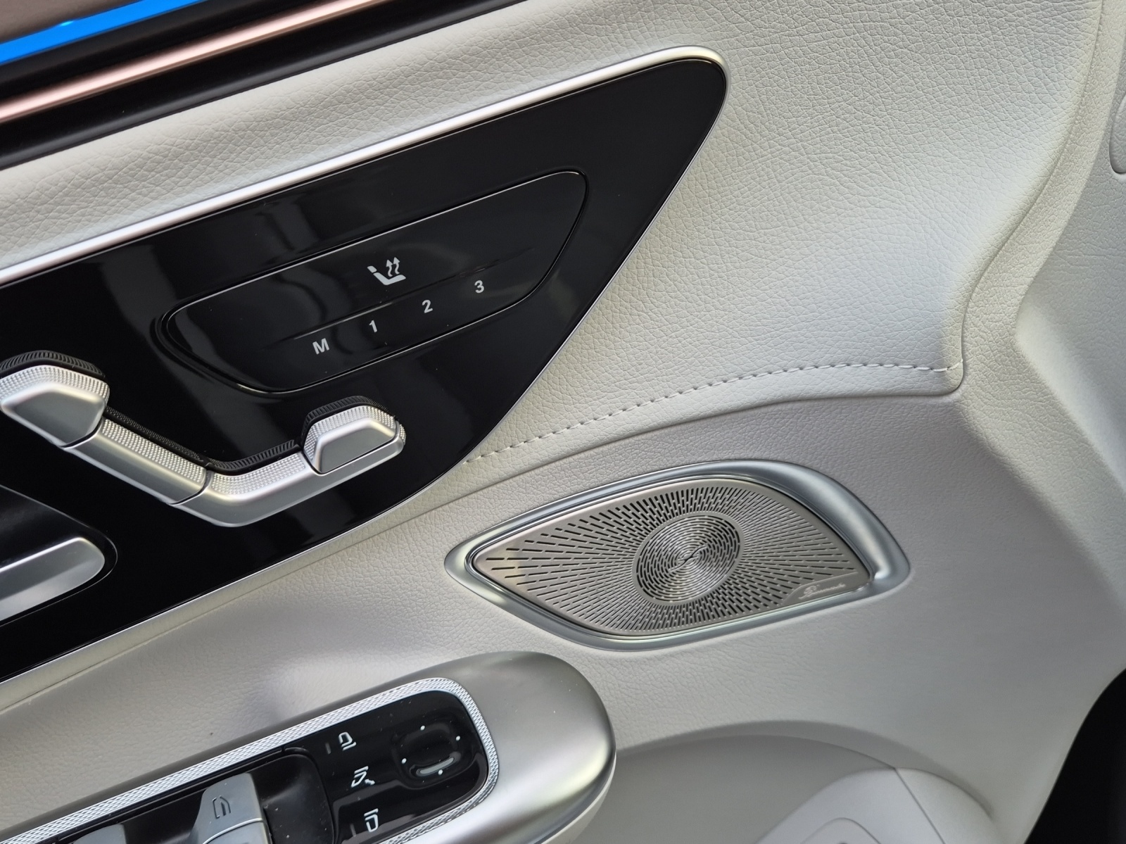 MERCEDES-BENZ EQE 300-image-18