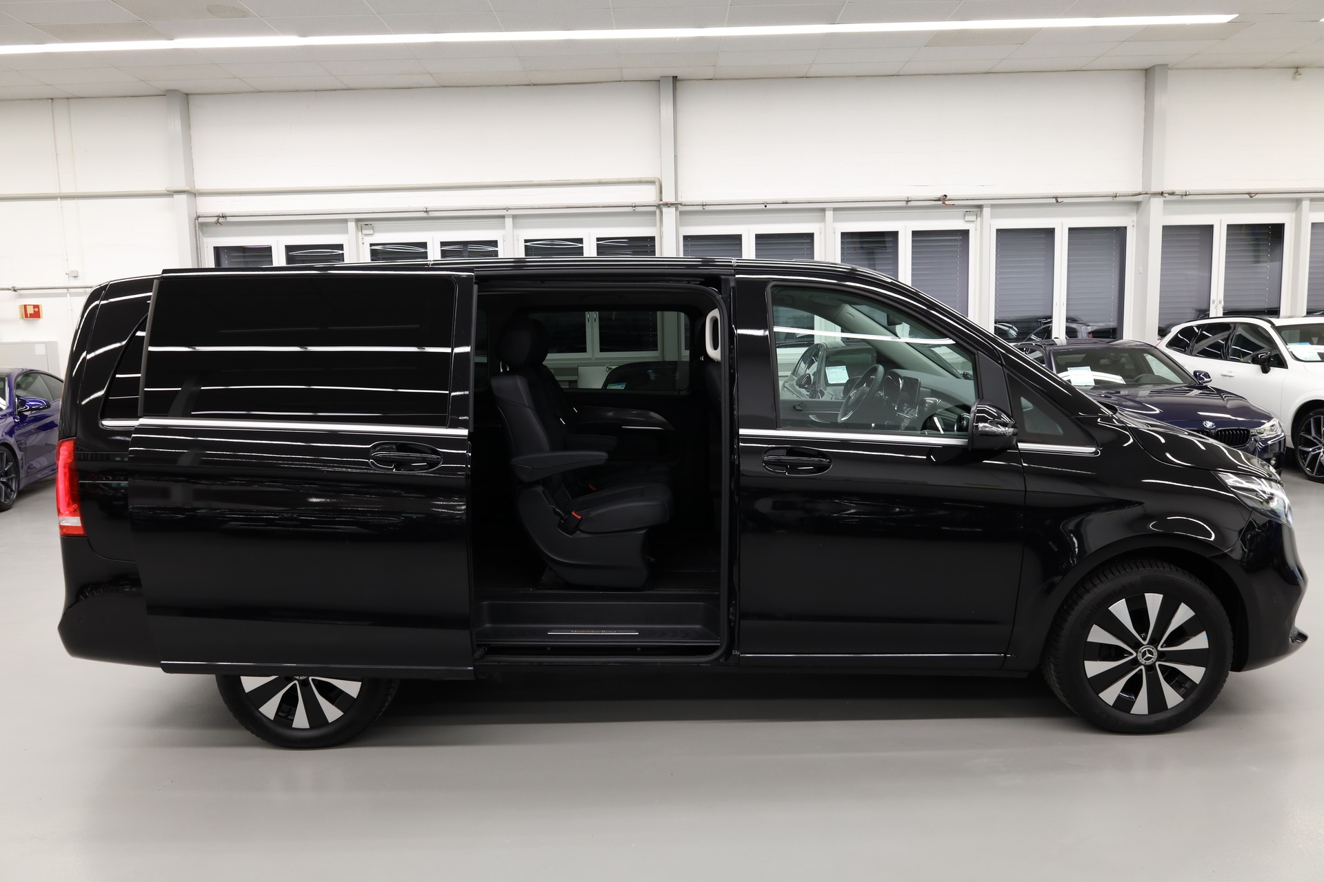 MERCEDES-BENZ V 250 d Avantgarde lang 4matic Van-image-11