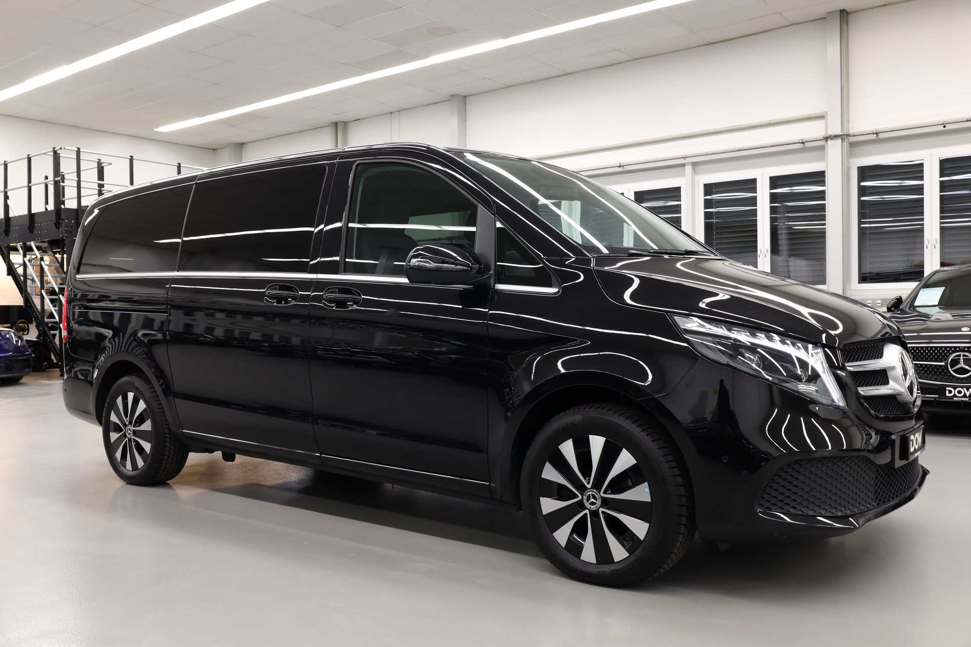 MERCEDES-BENZ V 250 d Avantgarde lang 4matic Van-showroom-element-1