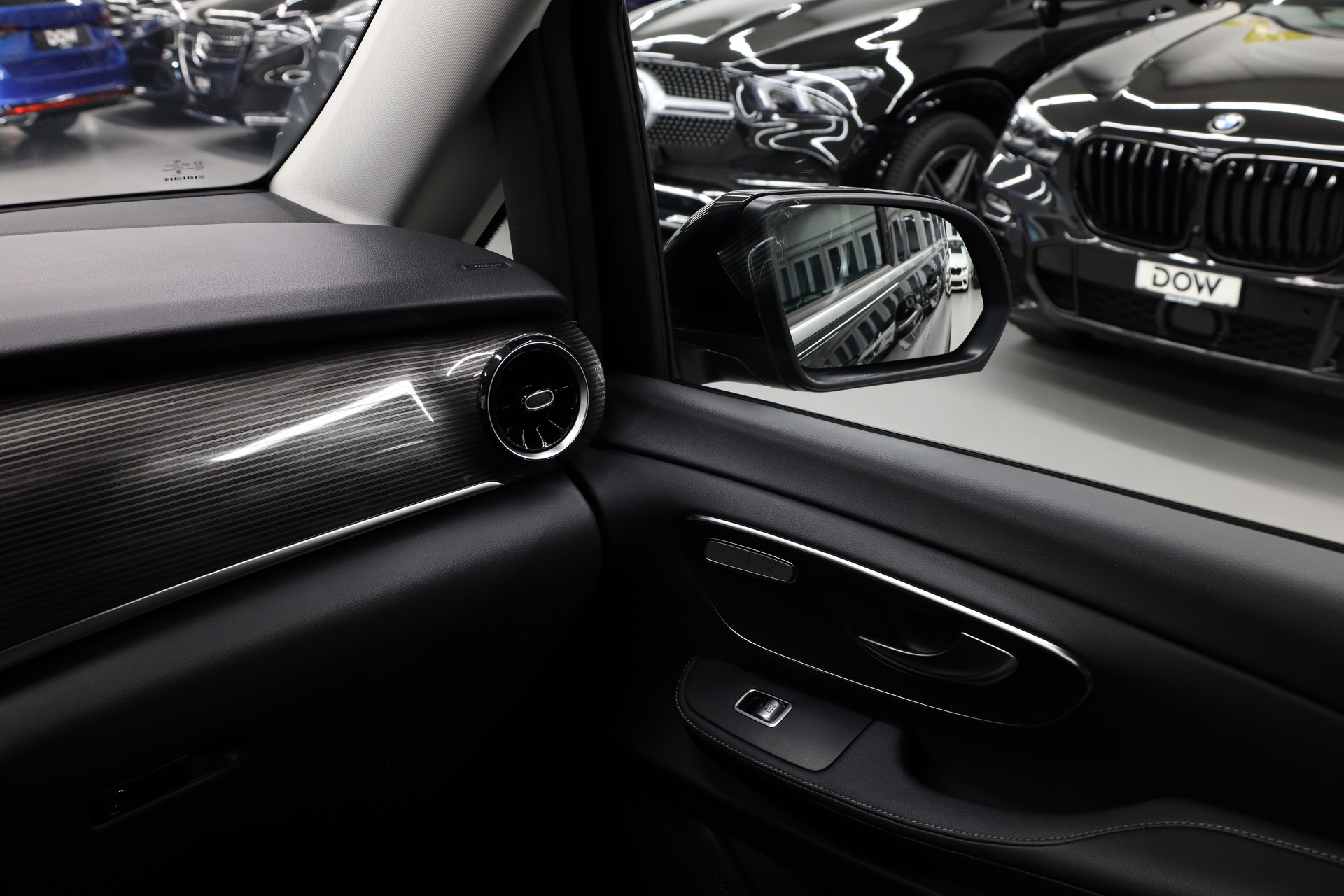 MERCEDES-BENZ V 250 d Avantgarde lang 4matic Van-image-24