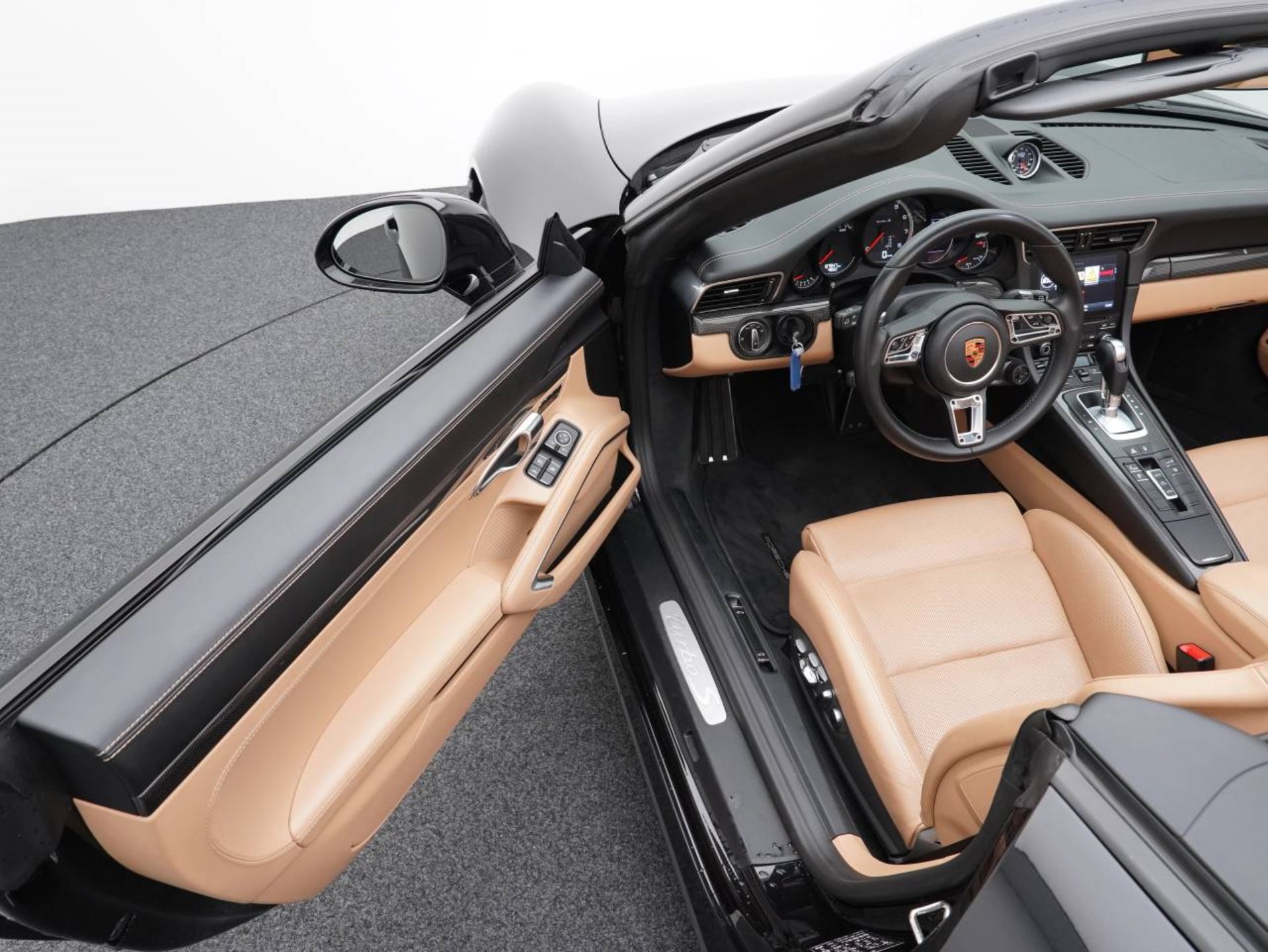 PORSCHE 911 Turbo S Cabriolet-showroom-element-3